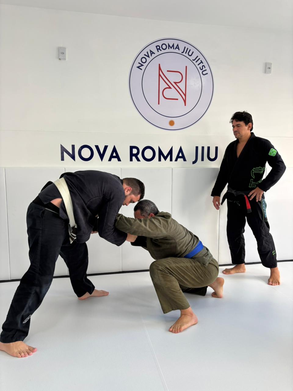 Treino de defesa pessoal na Nova Roma Jiu Jitsu