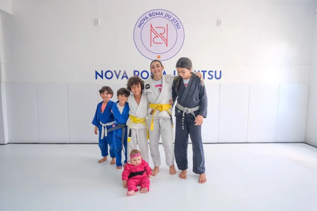 Turma kids da Nova Roma Jiu Jitsu na graduação de junho de 2026