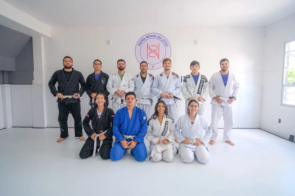 Faixas-brancas da Nova Roma Jiu Jitsu na graduação de junho de 2026