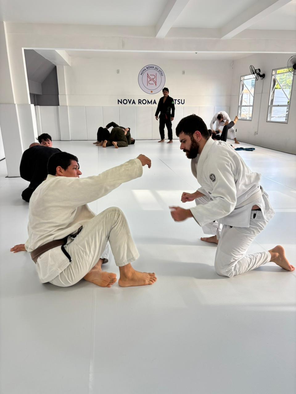 Turma treinando na Nova Roma Jiu Jitsu