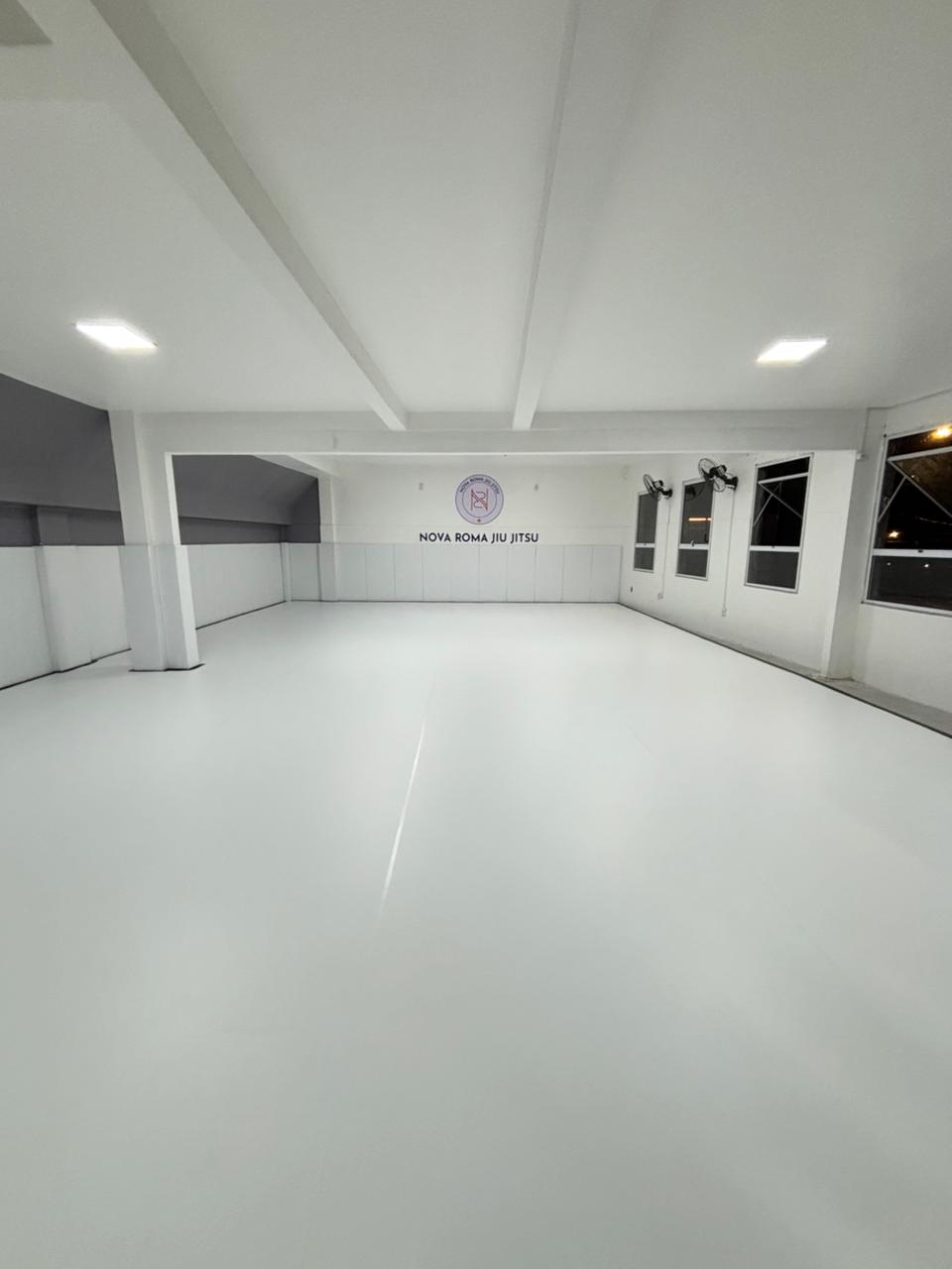 Academia Nova Roma Jiu Jitsu reformada, tatame Taurun T50 PRO todo branco
