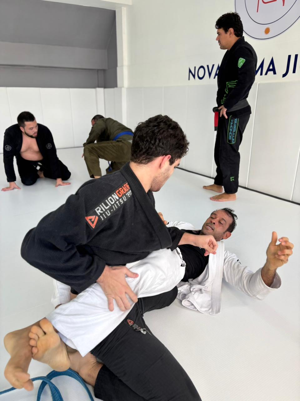 Treino de Jiu-Jitsu no tatame novo