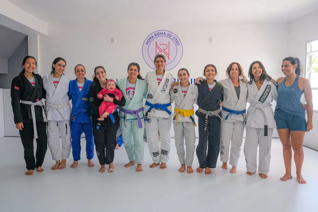 Turma feminina da Nova Roma Jiu Jitsu na graduação de junho de 2026
