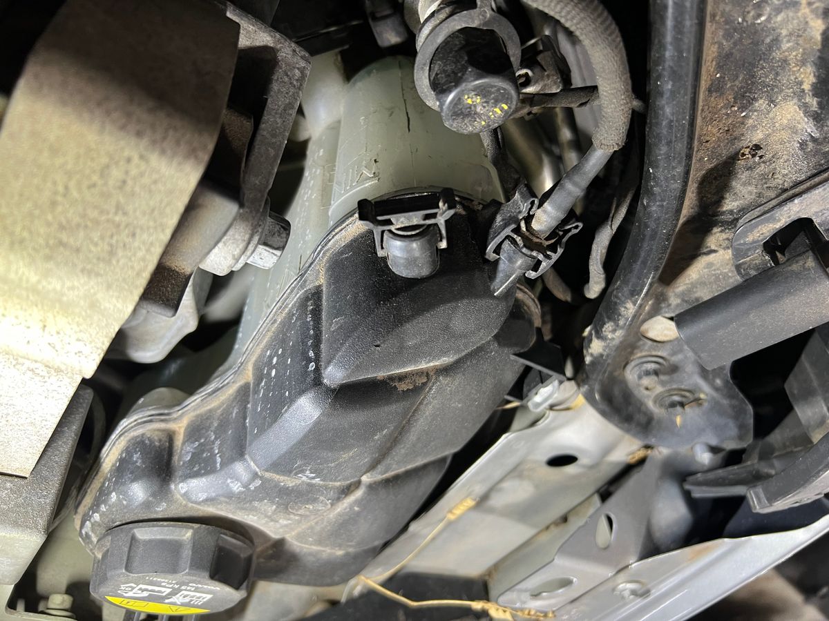 Volvo coolant reservoir/expansion tank that is empty