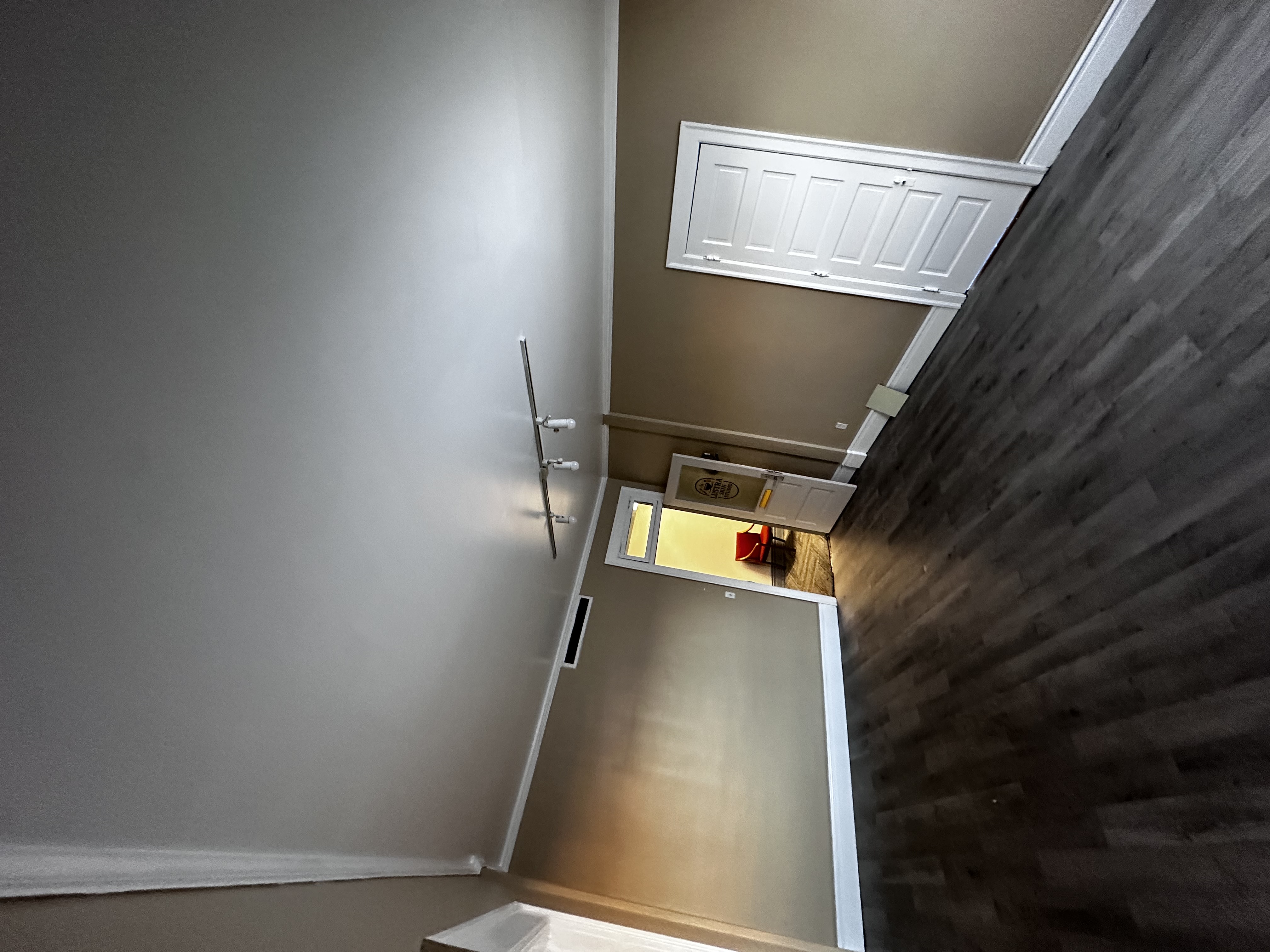 Suite 321 with neighboring rooms 320 and 322 for potential expansion