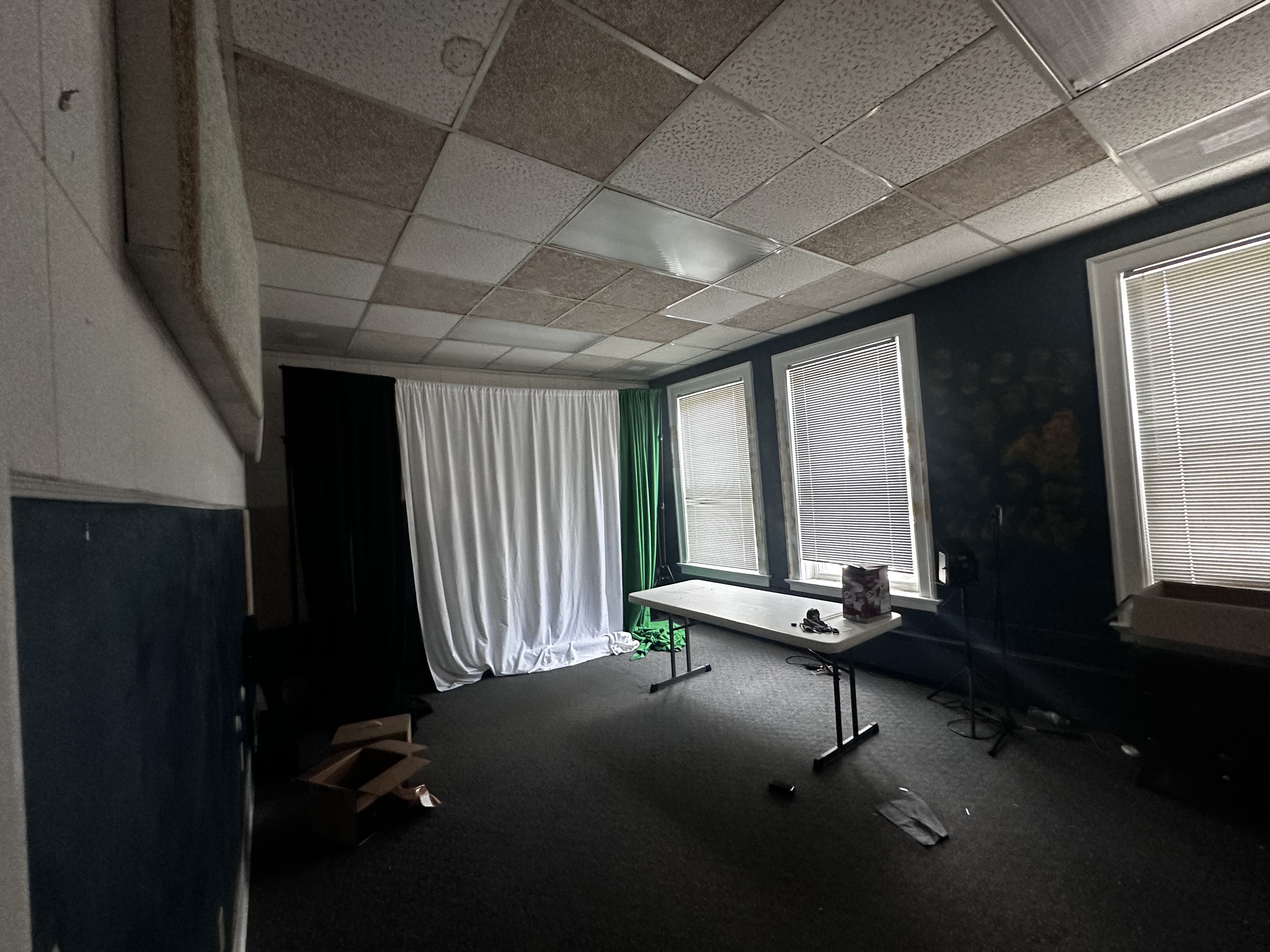 Suite 333 green-screen room for photo and video shoots Suite 333 green-screen room for photo and video shoots