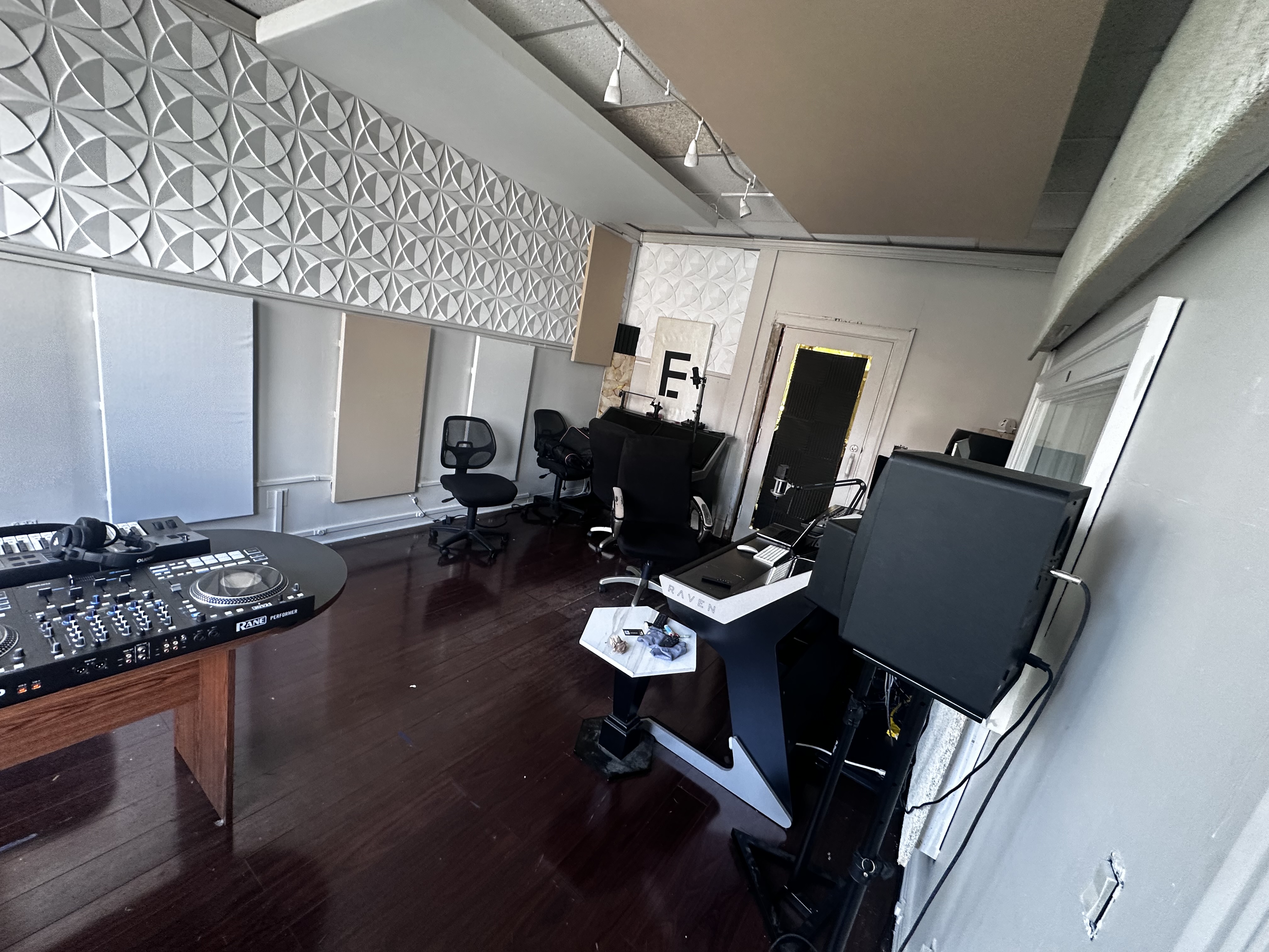 Suite 333 production control room with mixer and monitors Suite 333 production control room with mixer and monitors