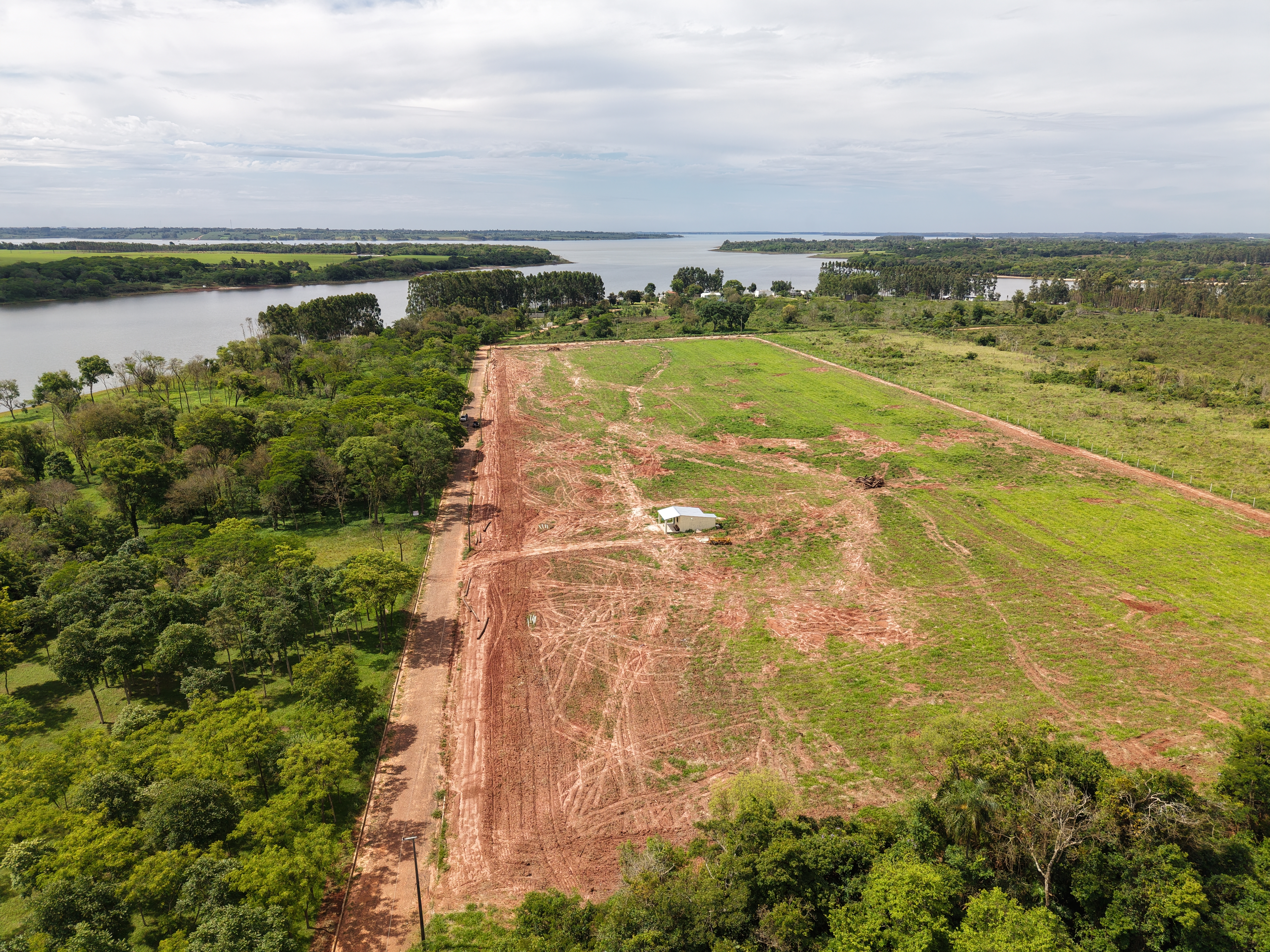El lago y la vegetación alrededor de Brisas del Lago