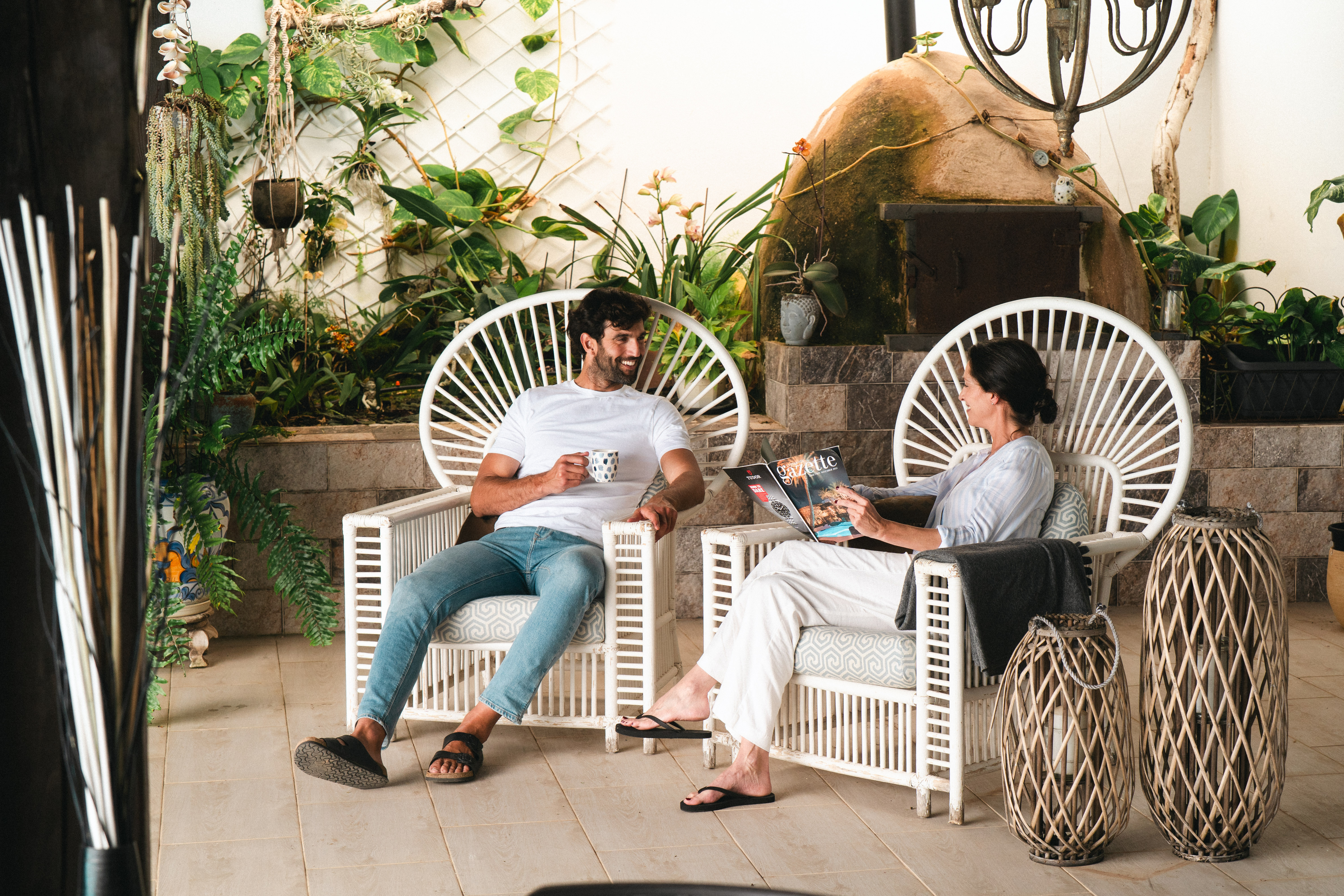 Pareja conversando durante sus vacaciones en Lanzarote