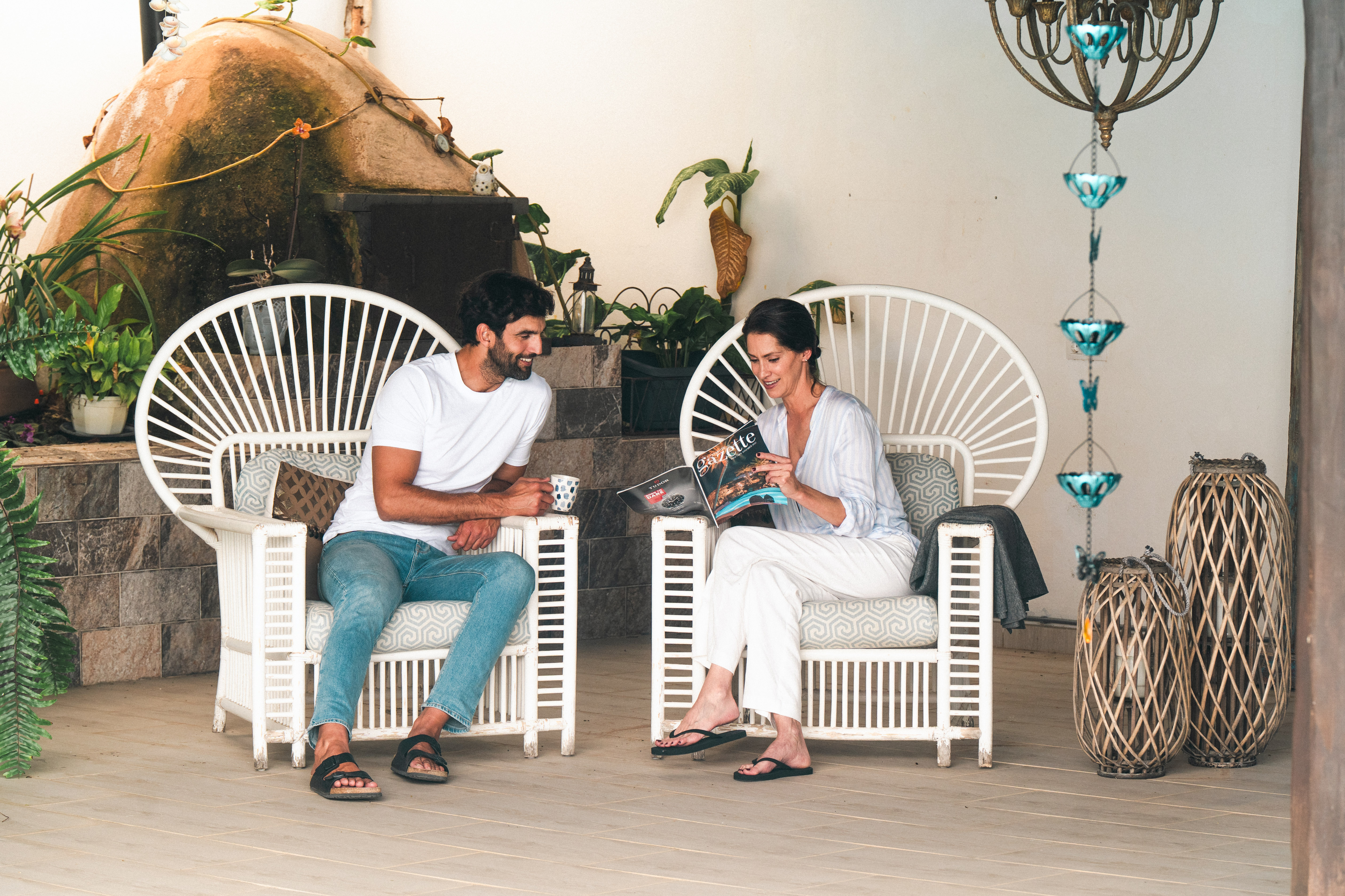 Pareja disfrutando de su estancia en una villa de Lanzarote