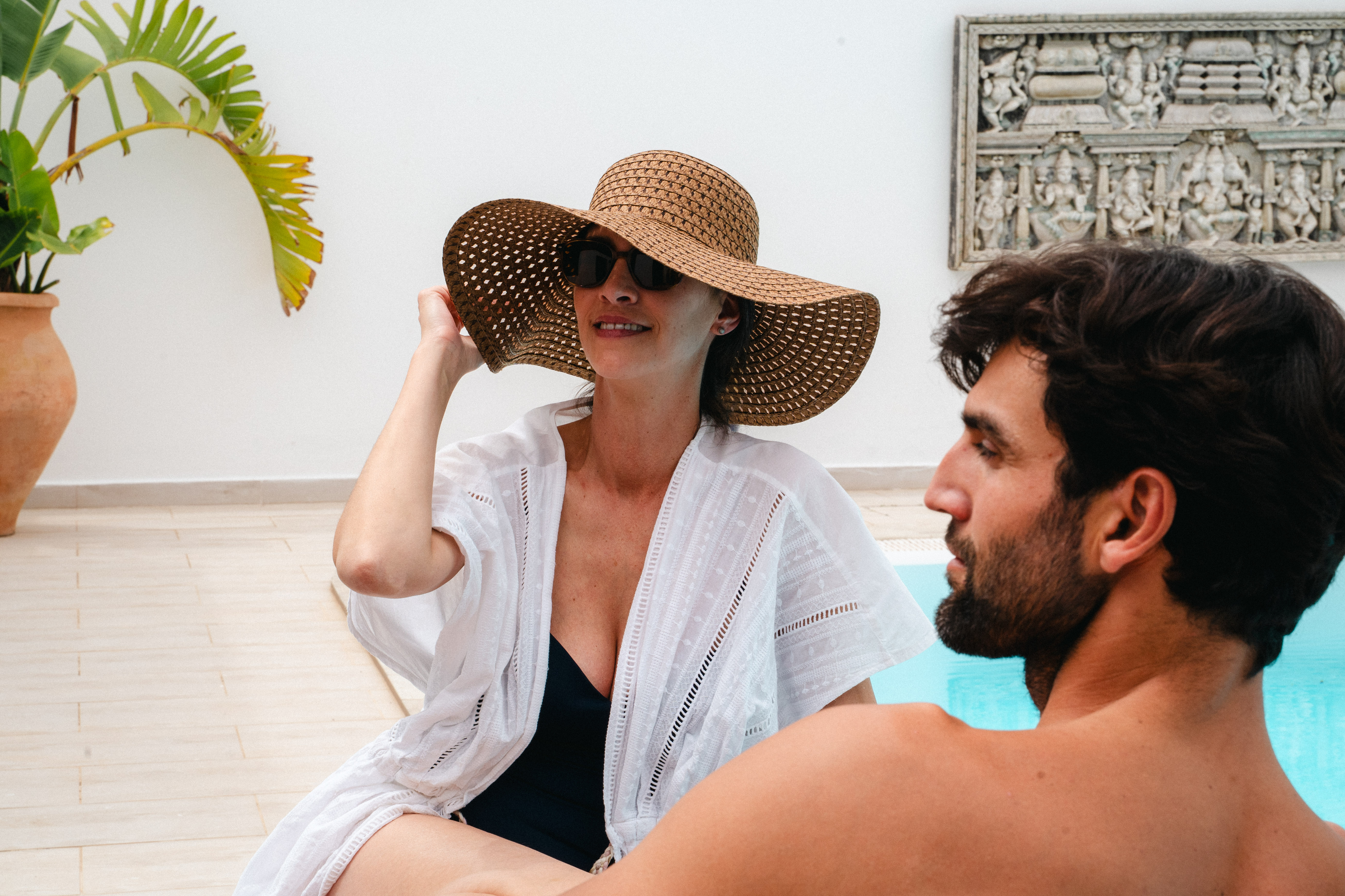 Pareja disfrutando de la piscina de una villa en Lanzarote