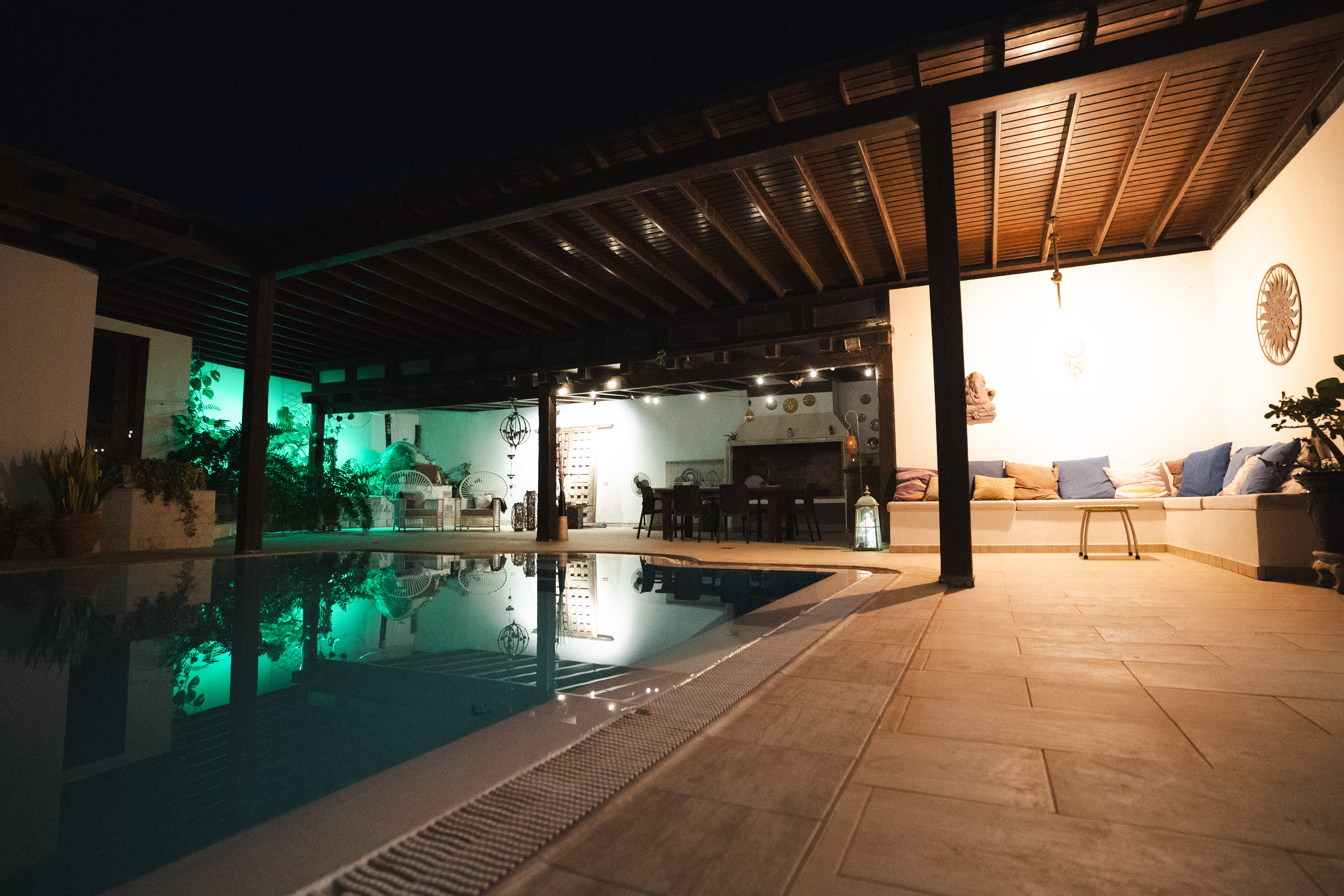 Villa iluminada al anochecer en Lanzarote