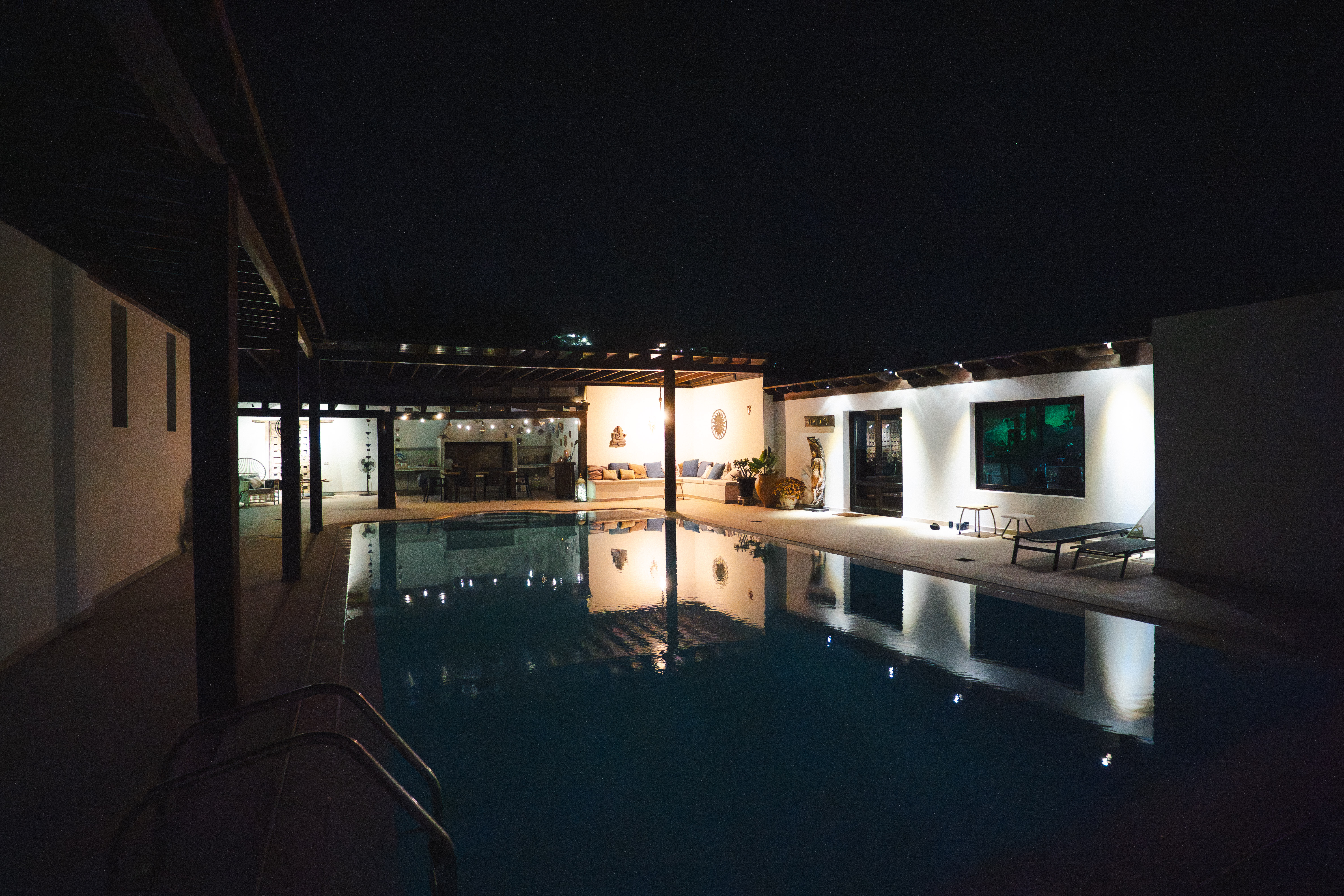 Villa iluminada de noche en Lanzarote