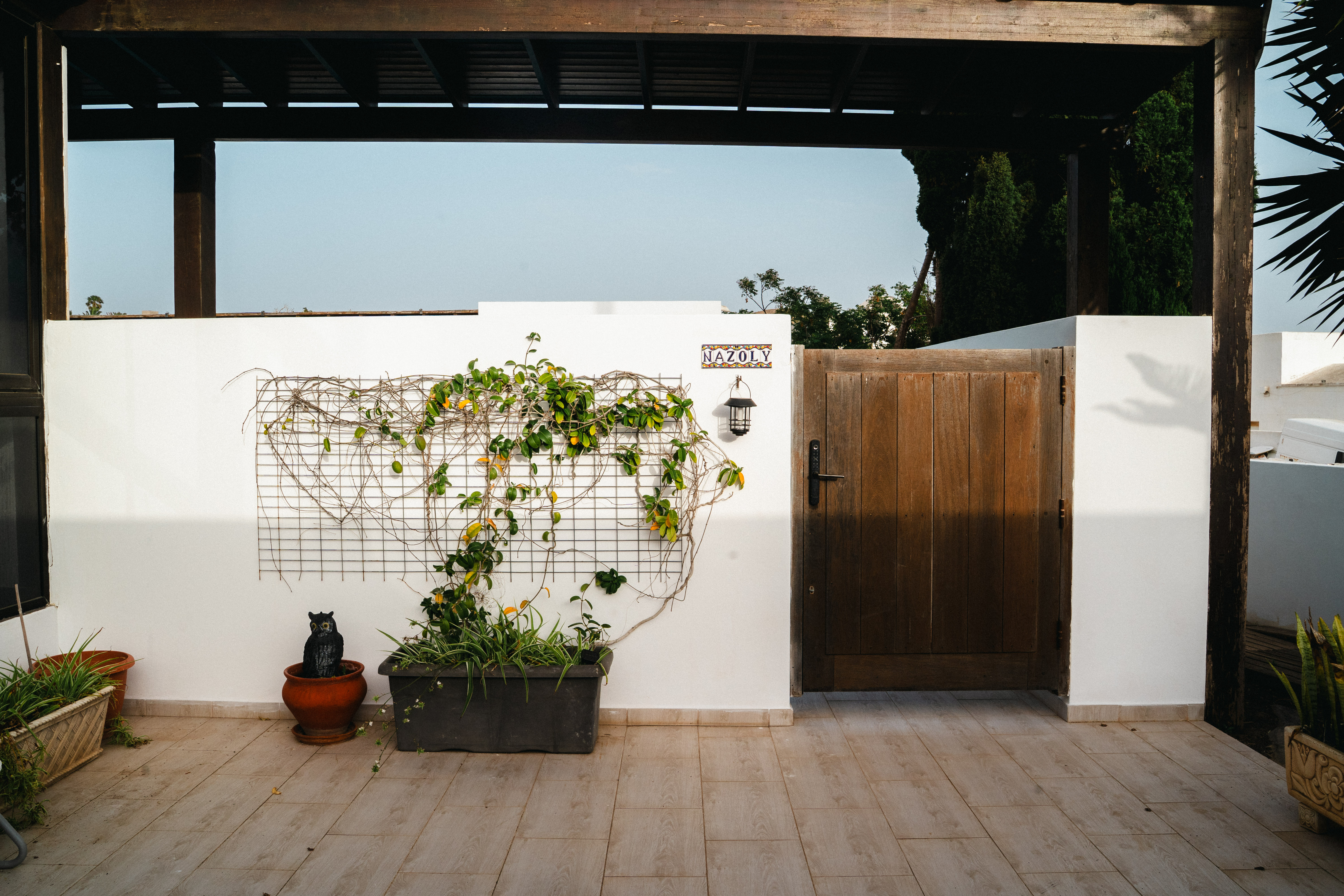 Entrada de una villa vacacional en Lanzarote