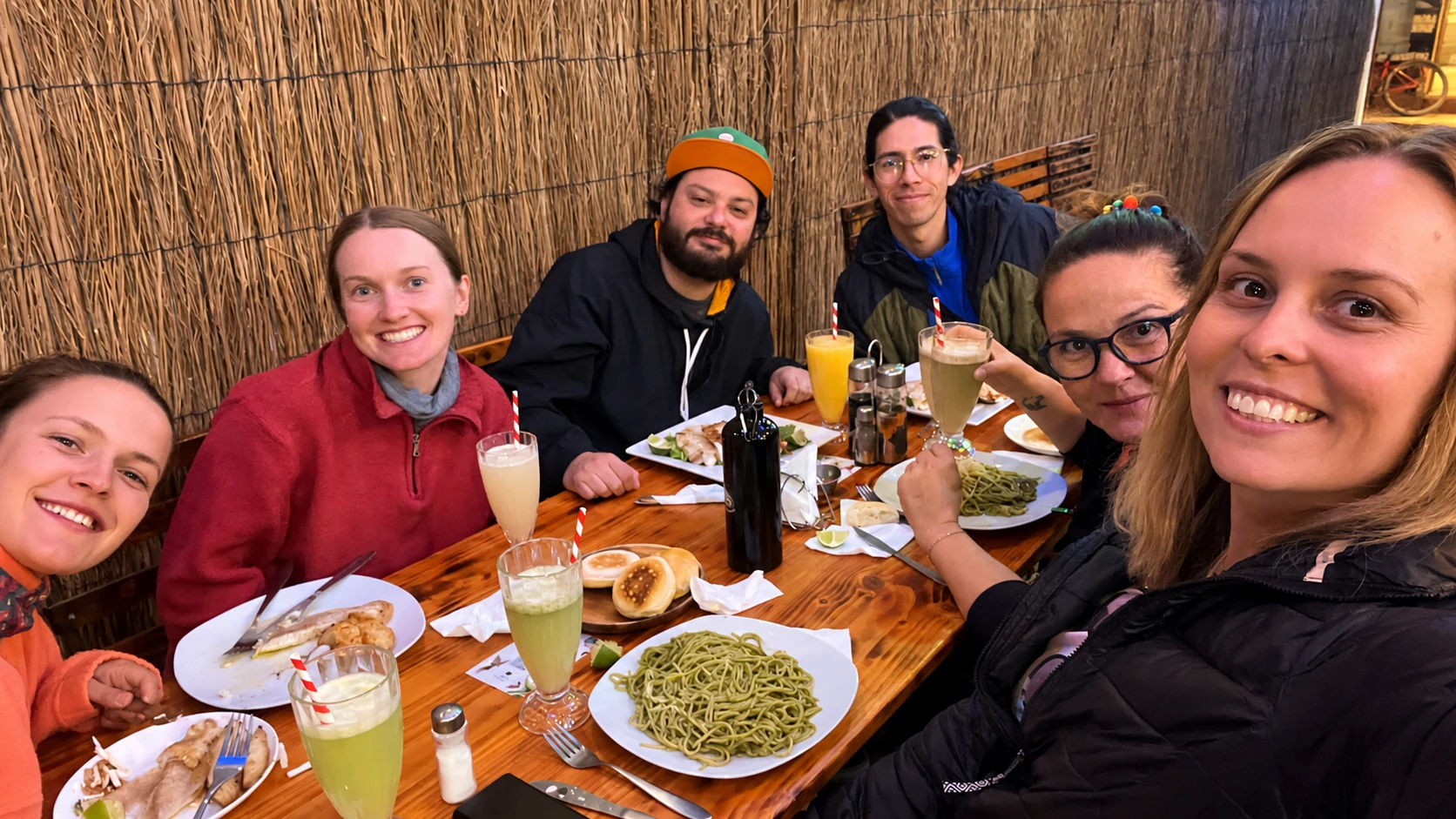 Personas compartiendo un viaje en grupo reducido