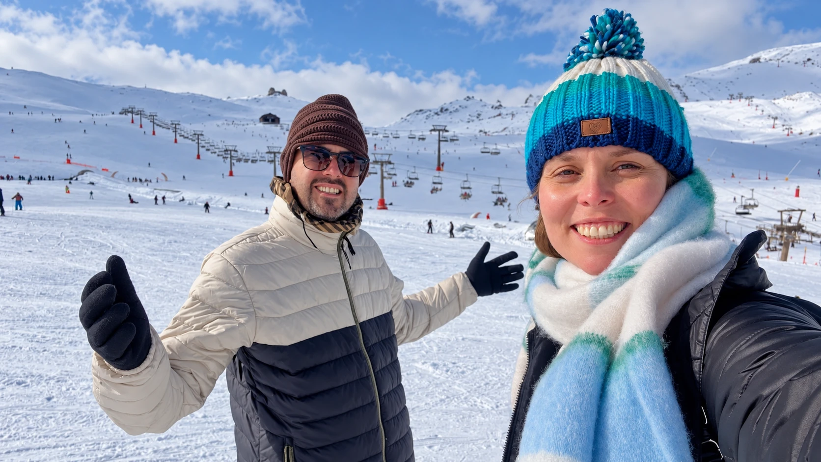 Jessica y Pablo compartiendo una experiencia en la nieve