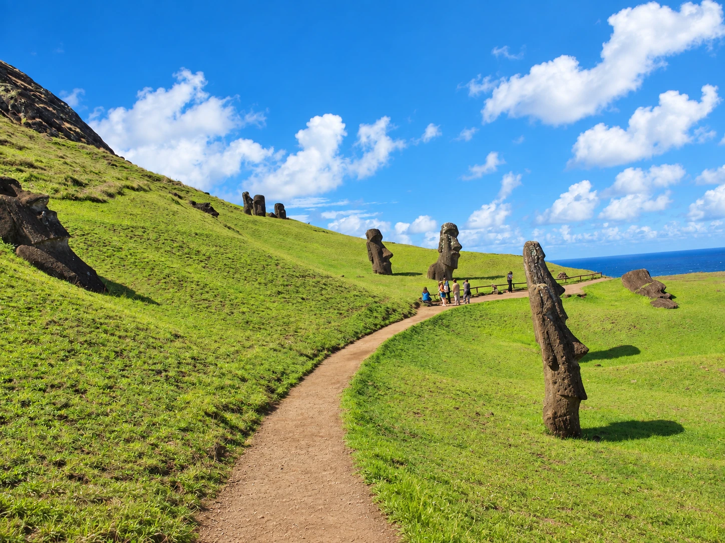 Moáis durante el atardecer en Rapa Nui