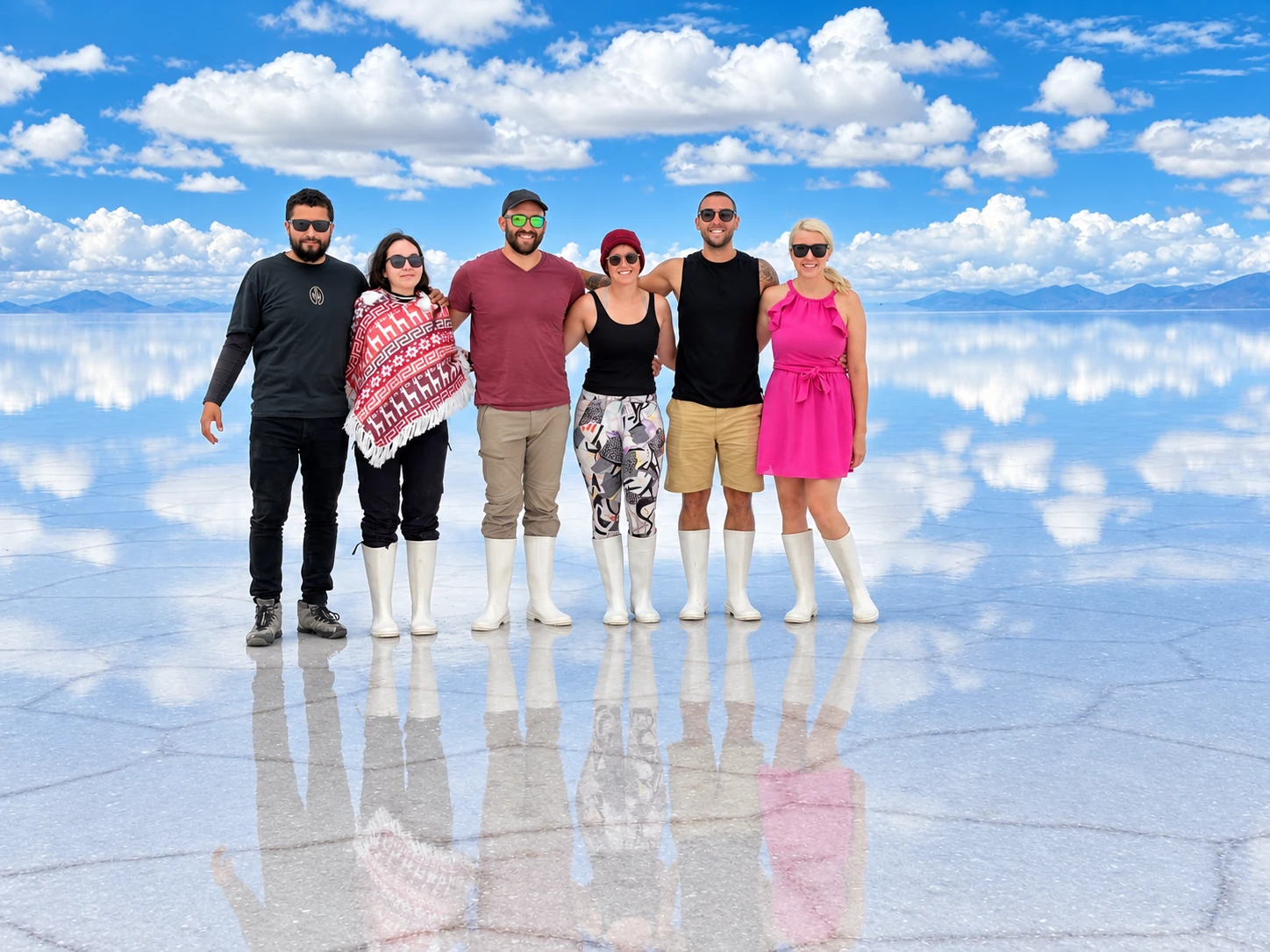 Grupo de viajeros en el Salar de Uyuni