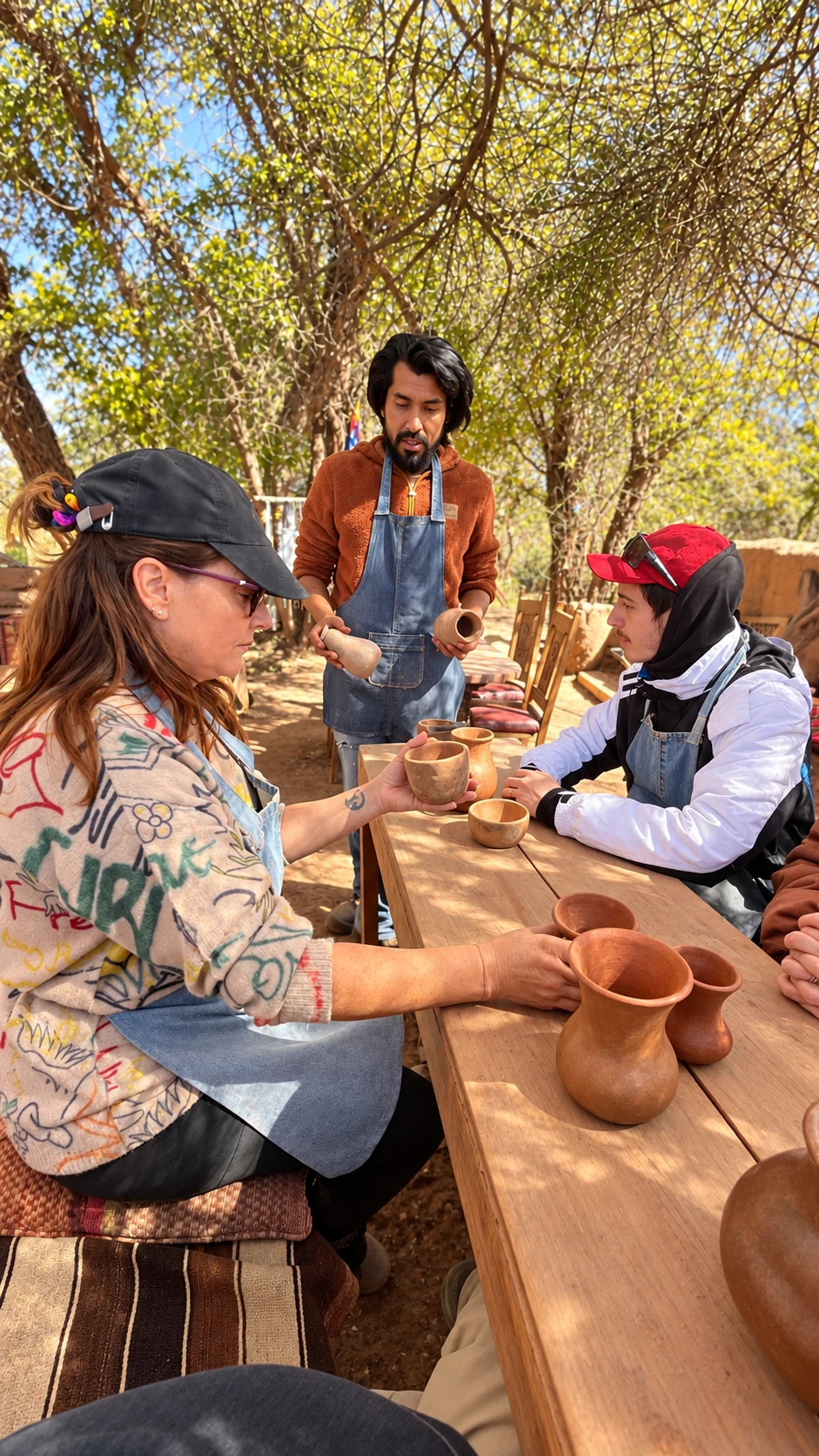 Viajeros compartiendo una experiencia de cerámica y cultura local