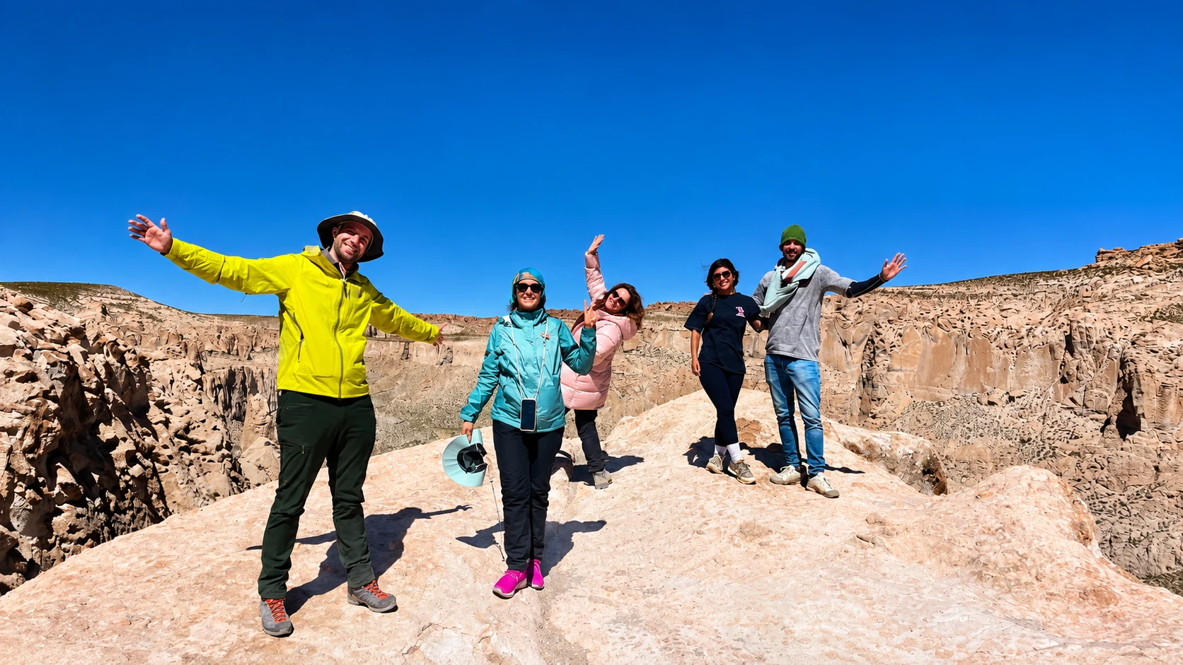 Grupo de viajeros Tekoveté compartiendo un momento en el paisaje del Altiplano
