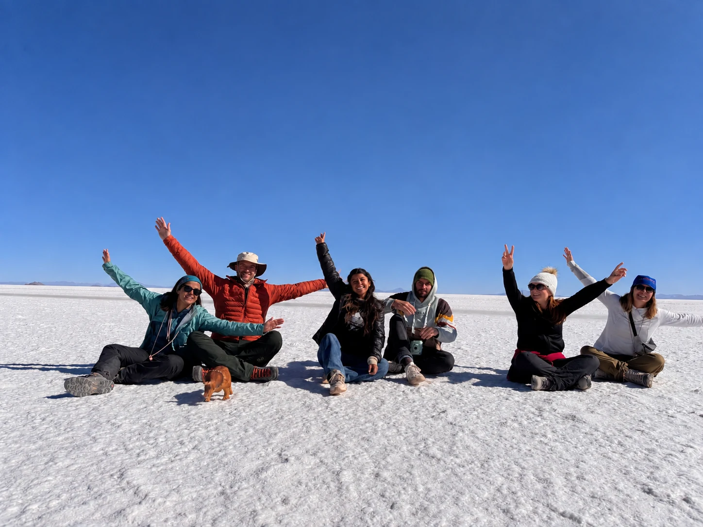 Grupo de viajeros Tekoveté compartiendo un momento en el Salar de Uyuni