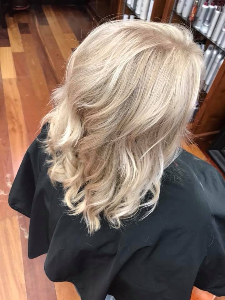 Soft platinum-blonde waves