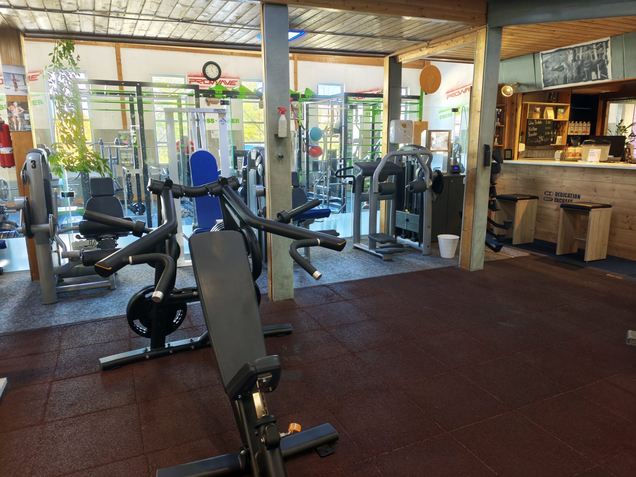 Trainingsfläche mit Holzoptik im Fitness-Stadel Berkheim