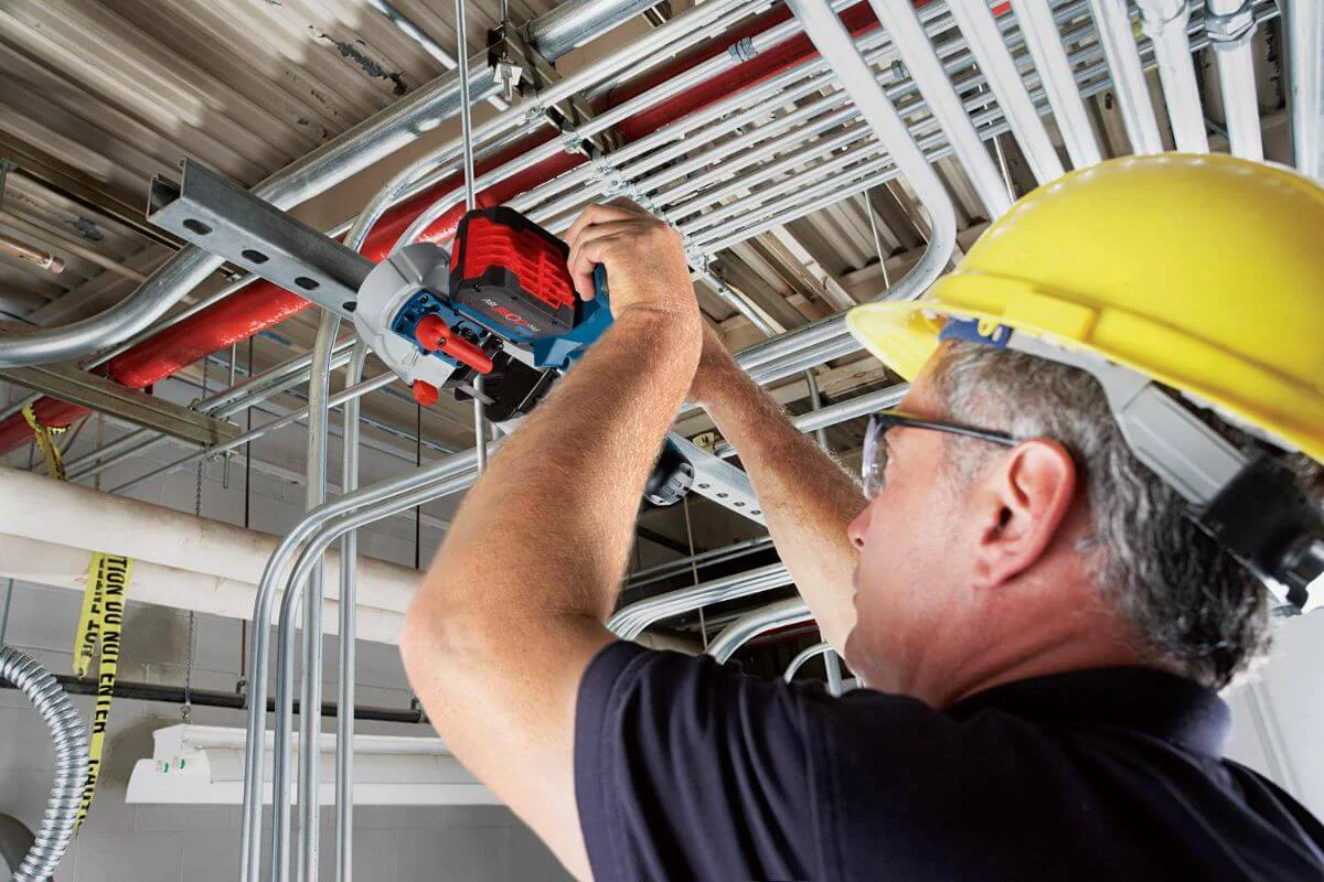 Electricista instalando sistemas eléctricos profesionales