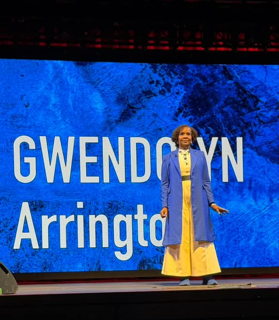 Gwen speaking, wide stage