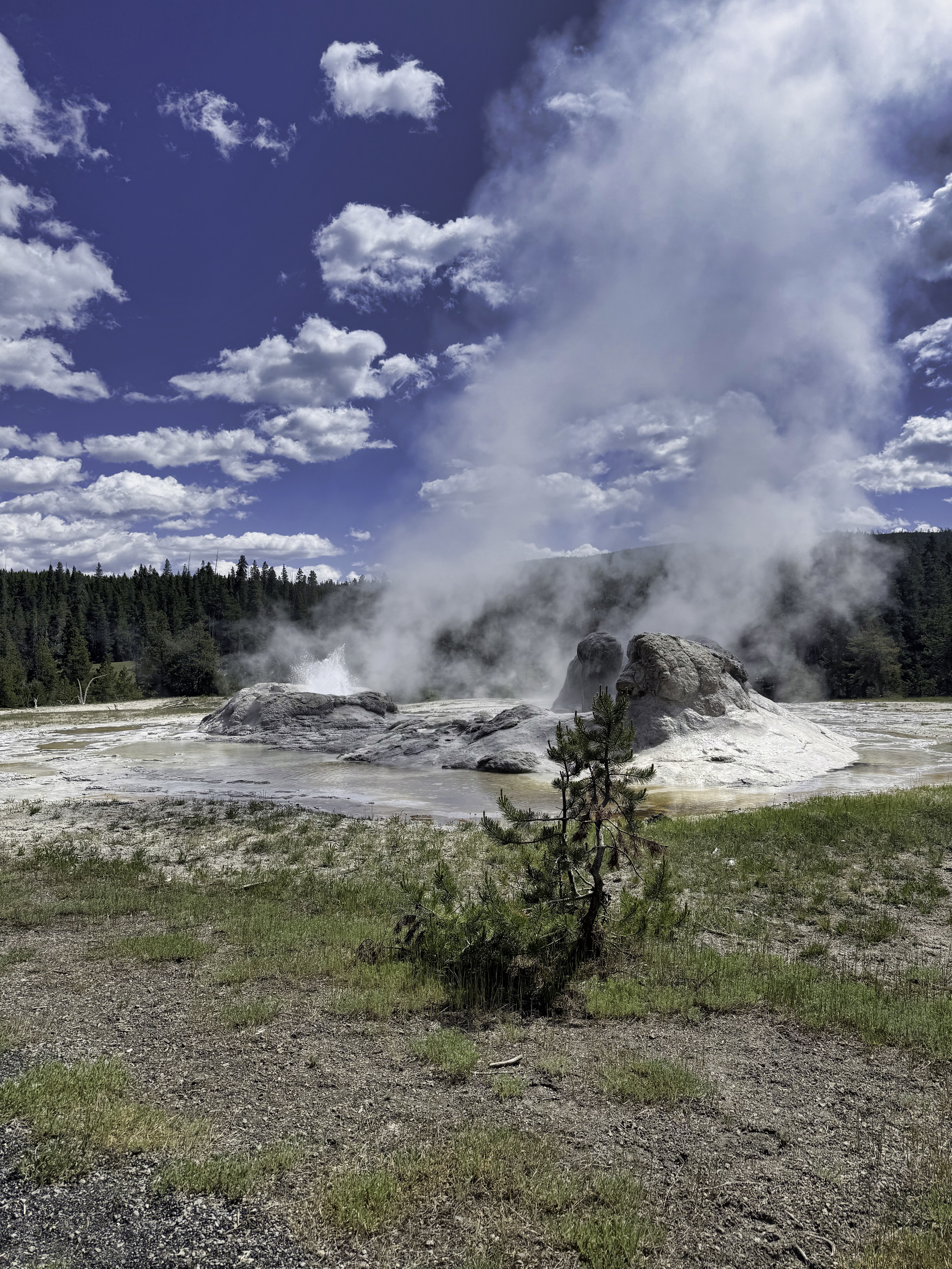 Yellowstone geyser eruption