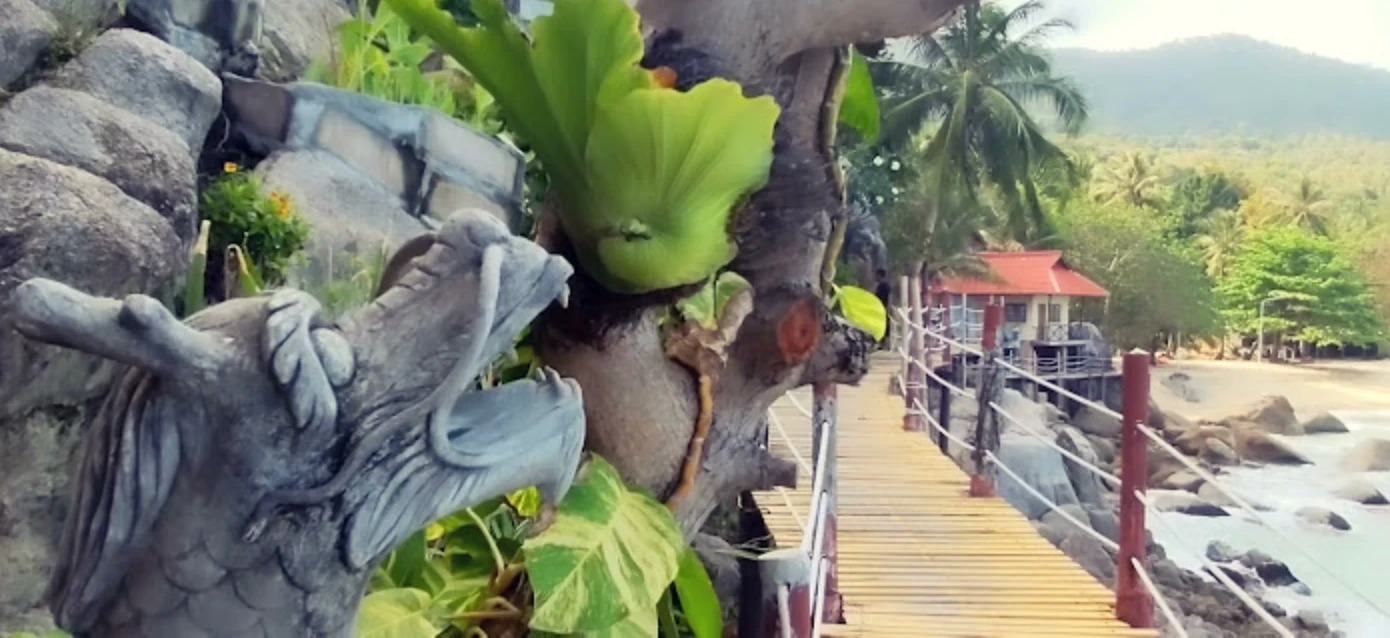 The dragon carving beside the bamboo bridge to the beach
