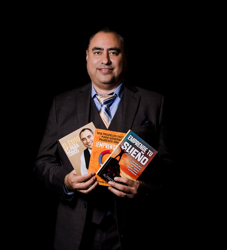 Los tres libros escritos por Alfredo Olvera.