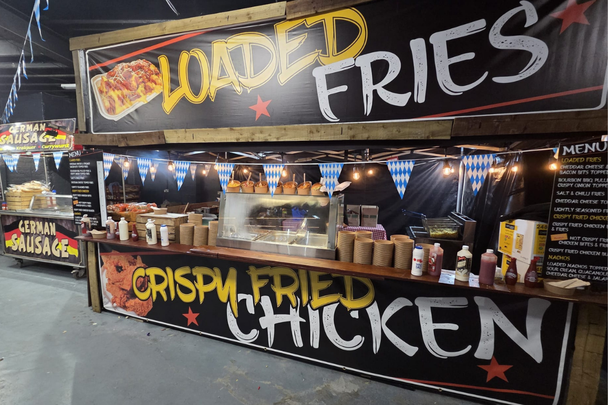 foor oulet servng loaded fries and chicken