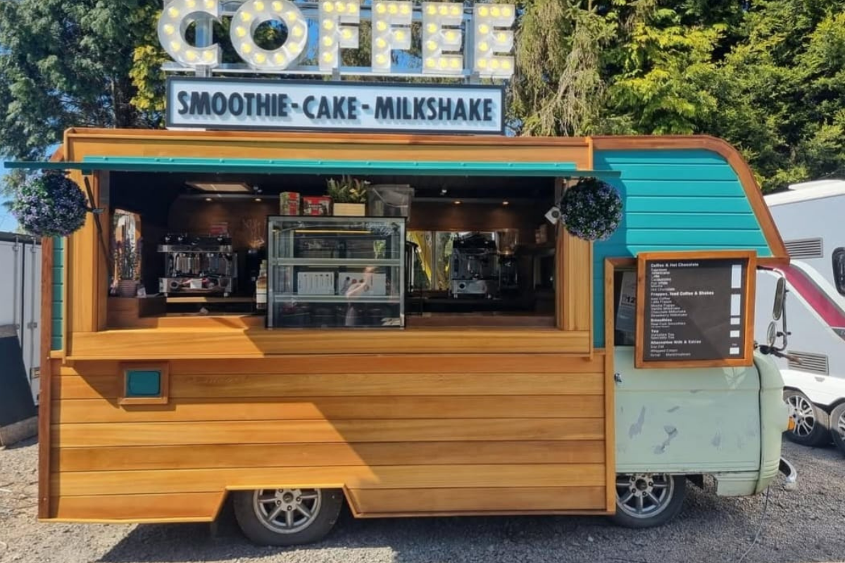 vinta retro vehicle serving coffer, milkshakes and cake
