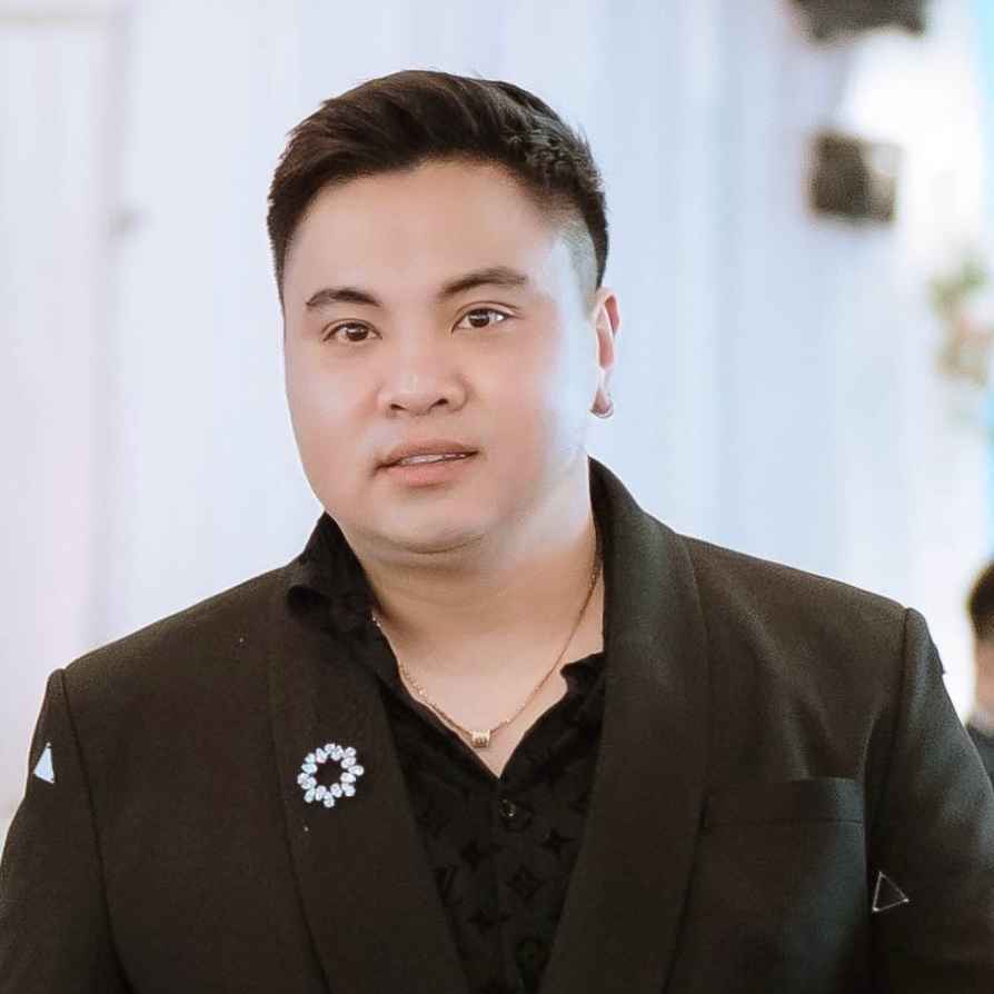 Kevin manager nail artist Fashio Nail Spa Pearland