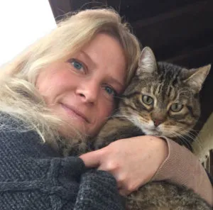 Ewa Princi con un gatto
