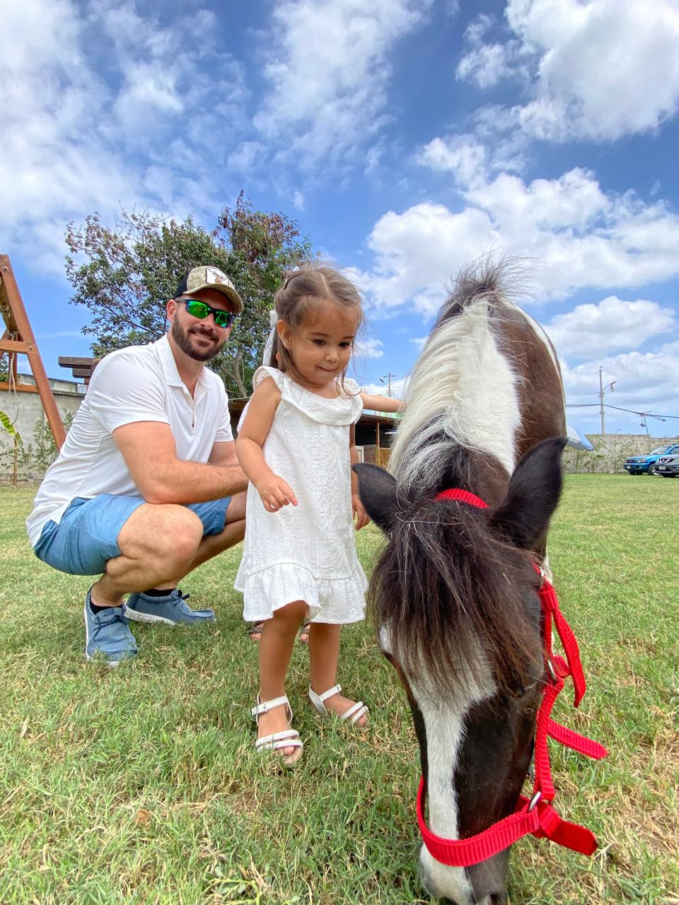 Padre y su hija junto a un poni en Fauné Finca Club, Manta