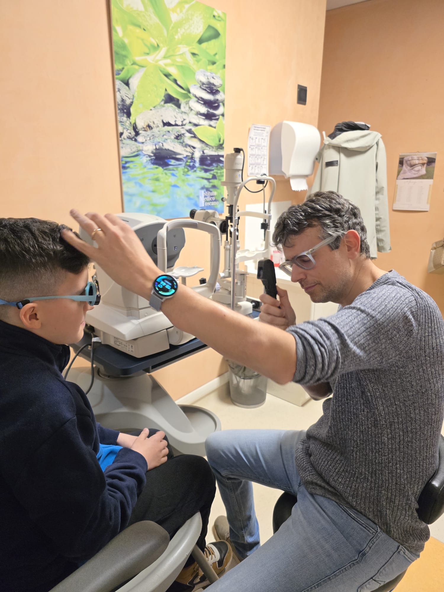 Visita oculistica pediatrica in un contesto sereno