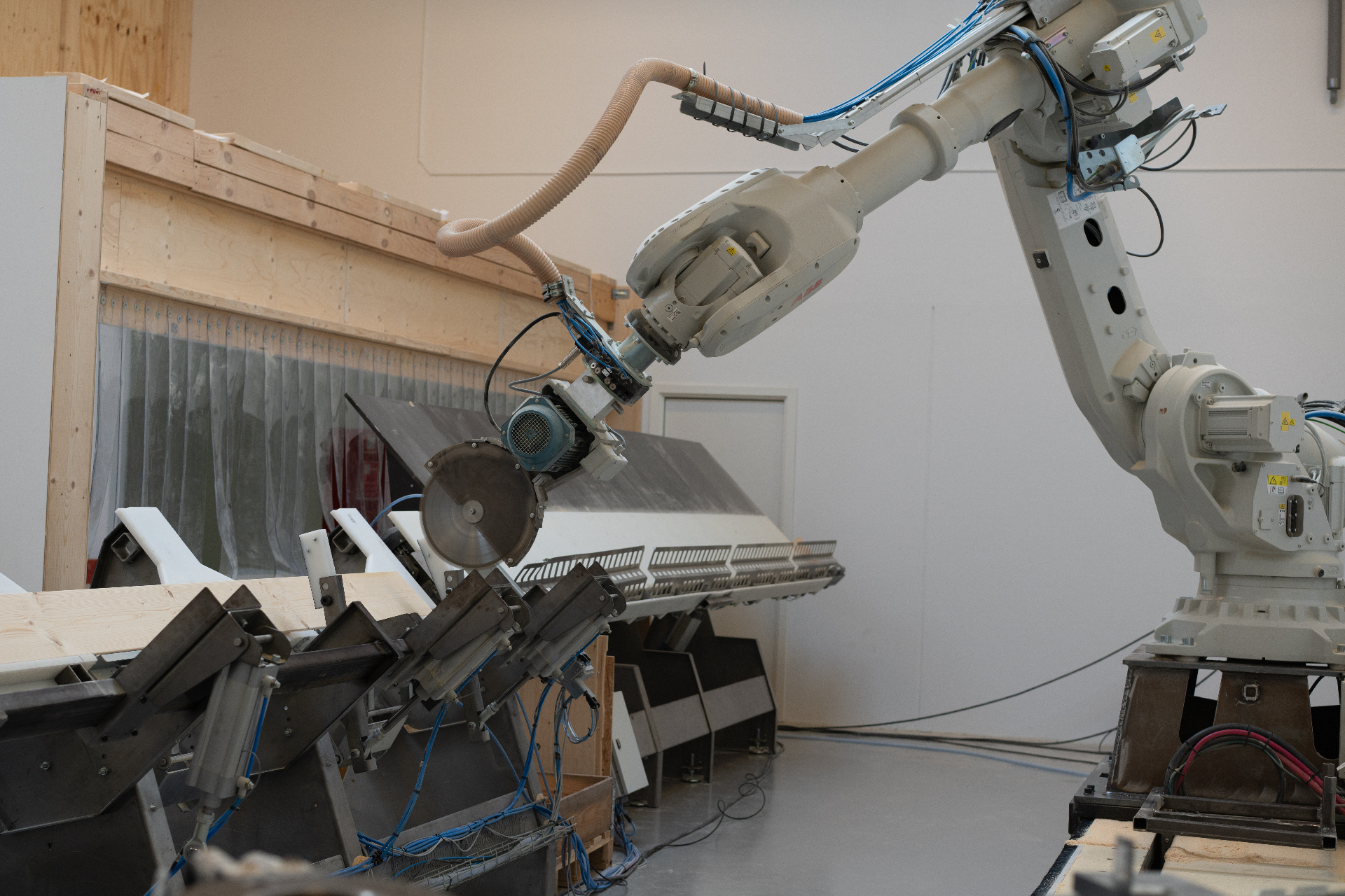Industrirobot tilskærer konstruktionstømmer med præcision