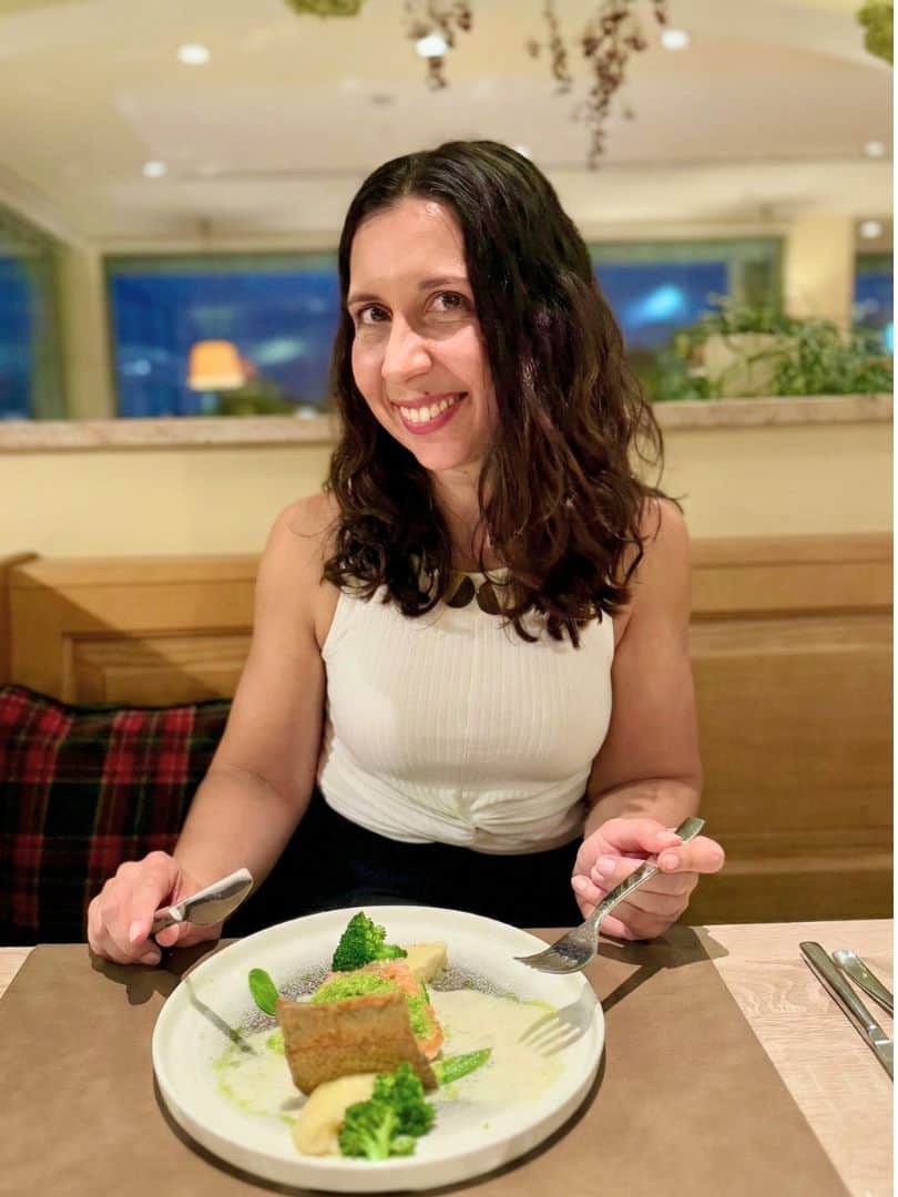 Julia beim entspannten Essen im Restaurant - intentionales Essen ohne Kalorienzählen