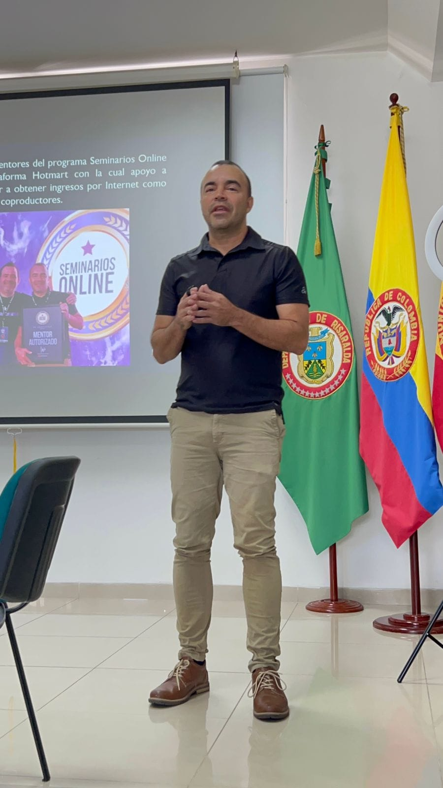 Carlos Londoño presentando el programa