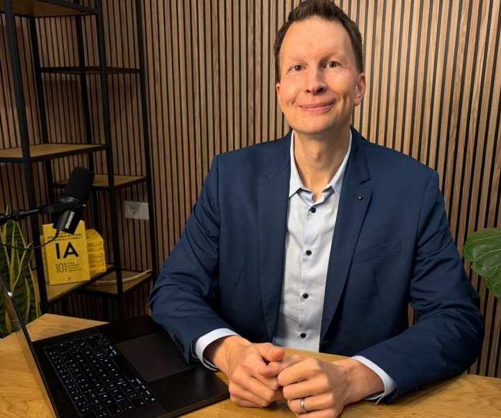 Lasse Rouhiainen con su libro