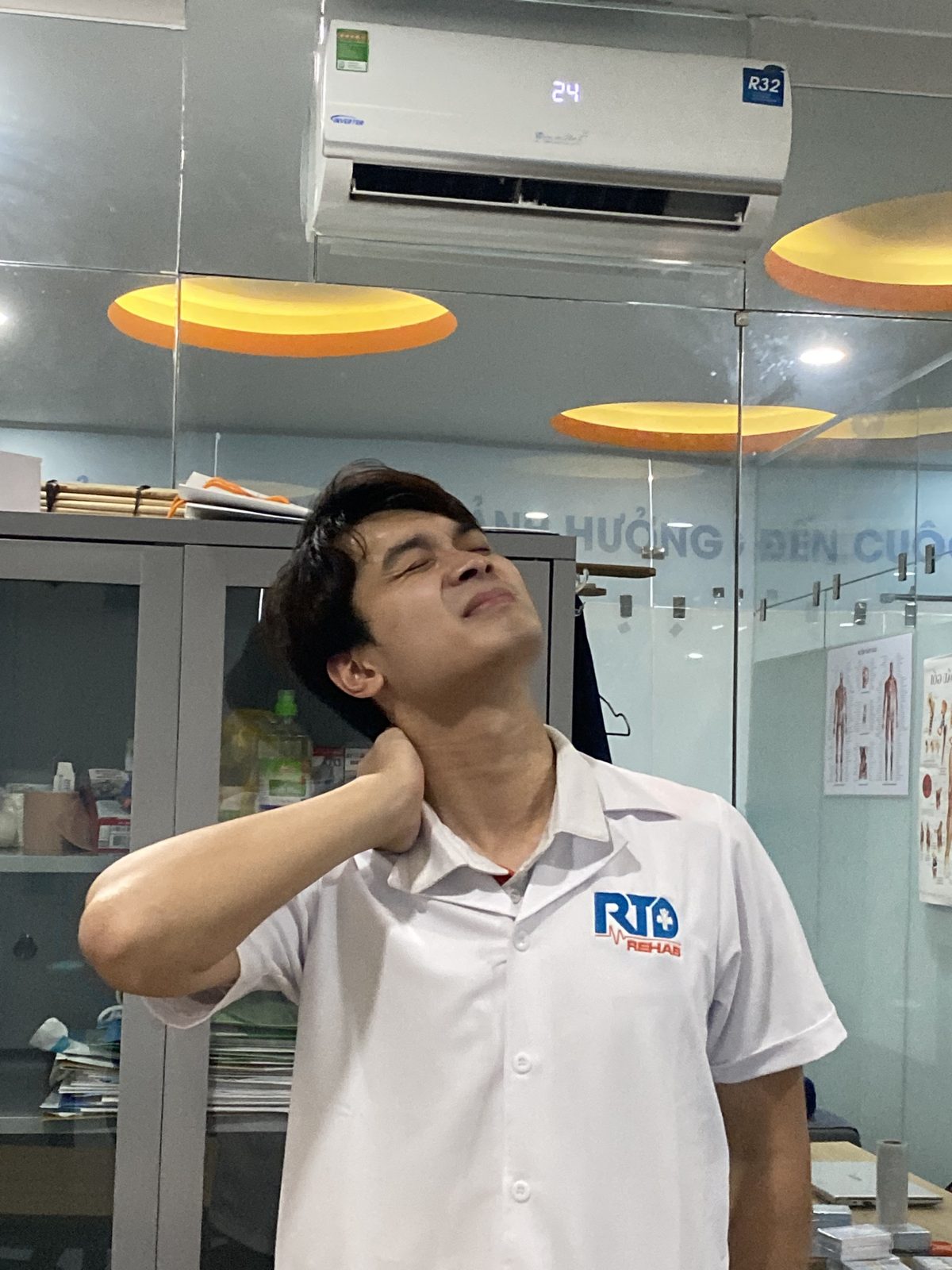 Bác sĩ Tú minh họa đau cổ vai gáy và cách phục hồi