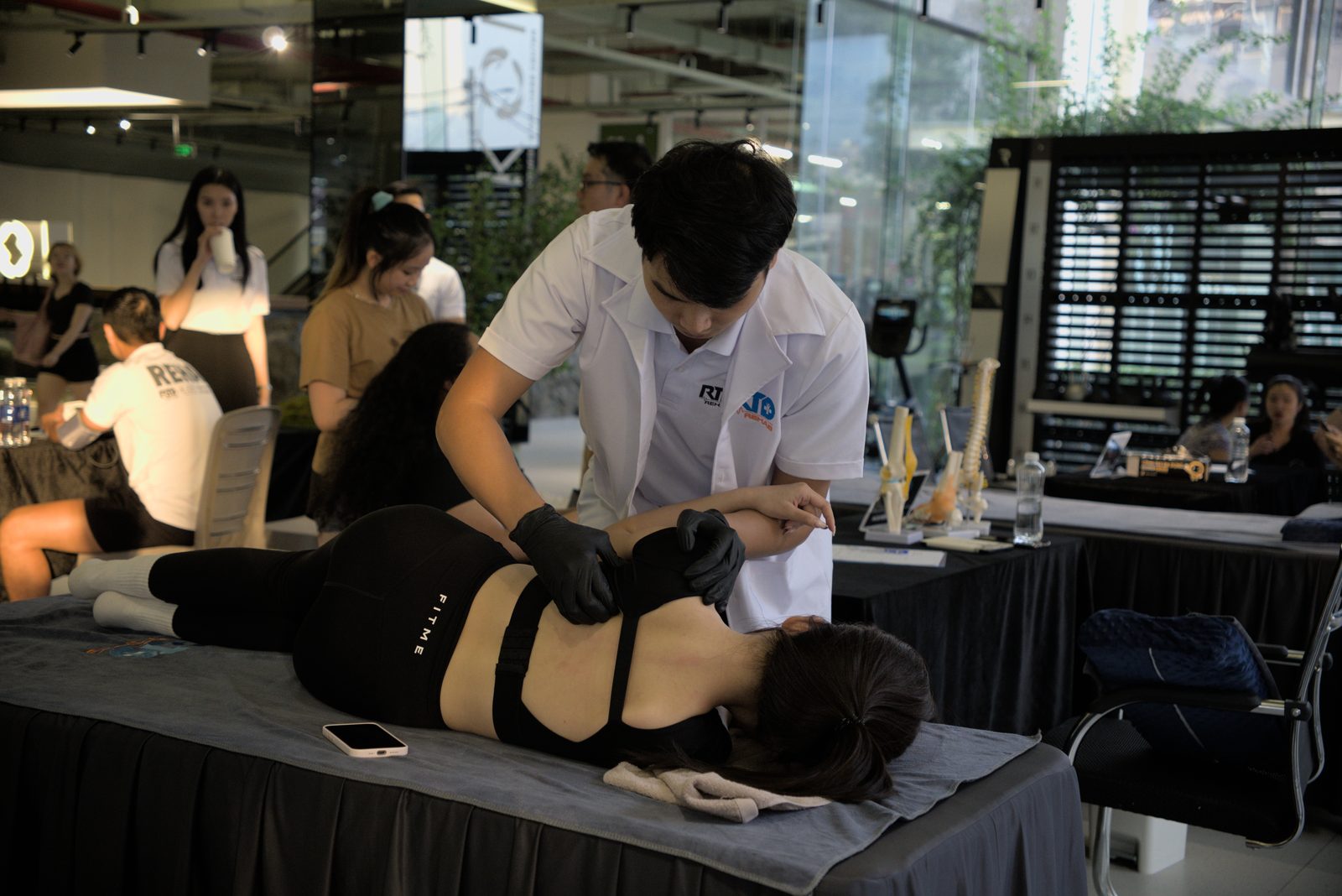 Bác sĩ Nguyễn Minh Tú trị liệu vùng lưng – cột sống cho bệnh nhân