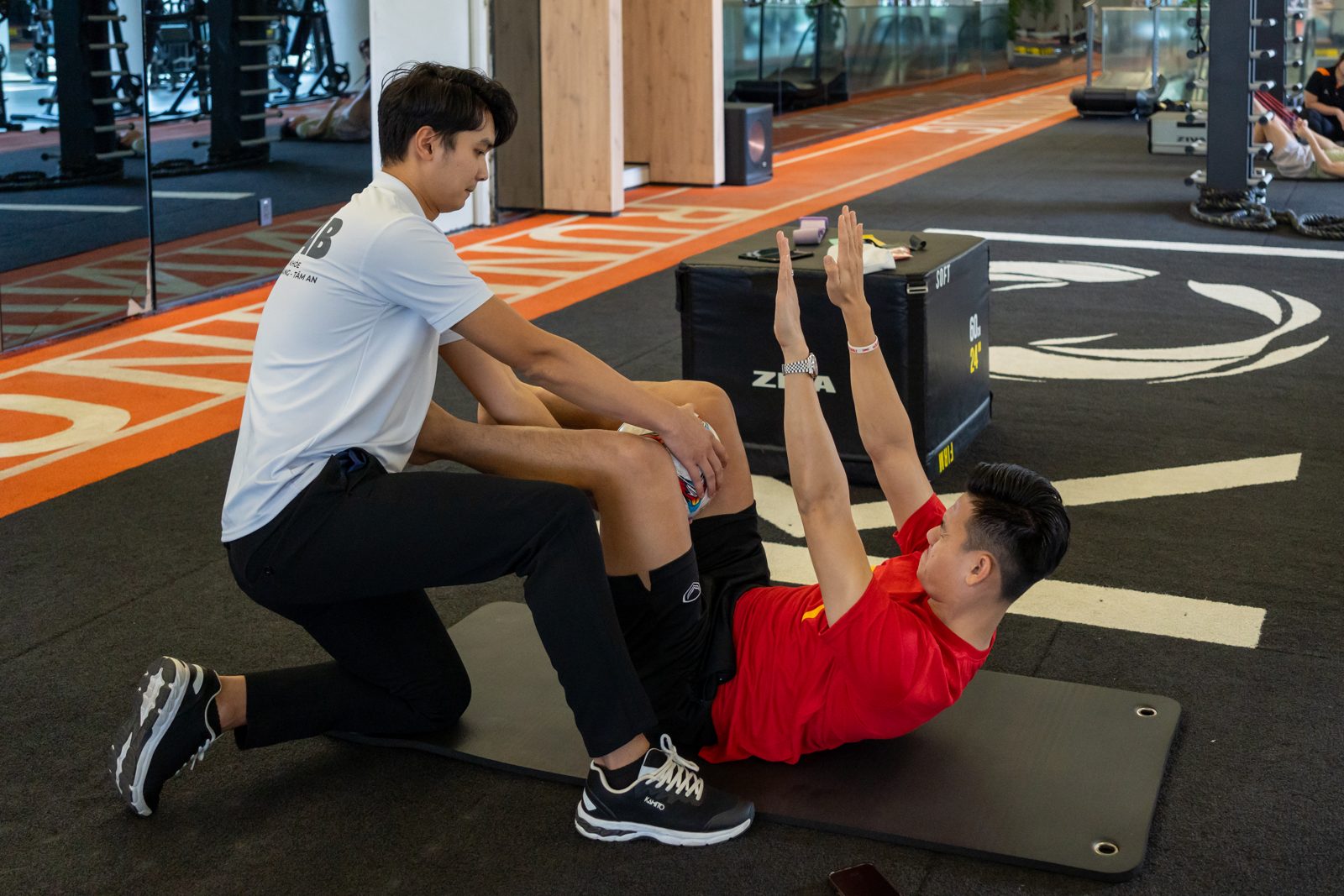Bác sĩ Tú hướng dẫn bài tập phục hồi chức năng
