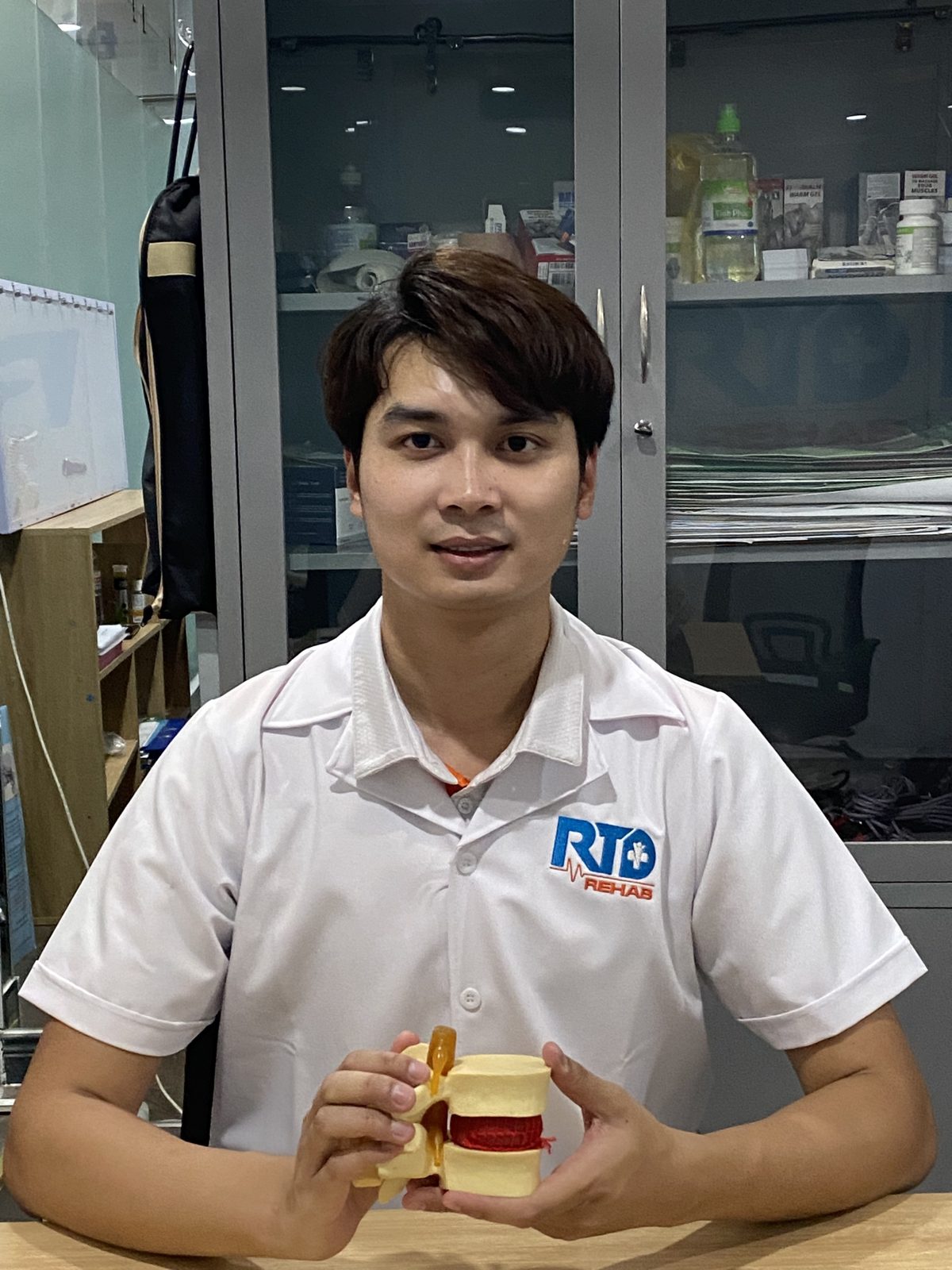 Bác sĩ Tú giải thích với mô hình khớp gối