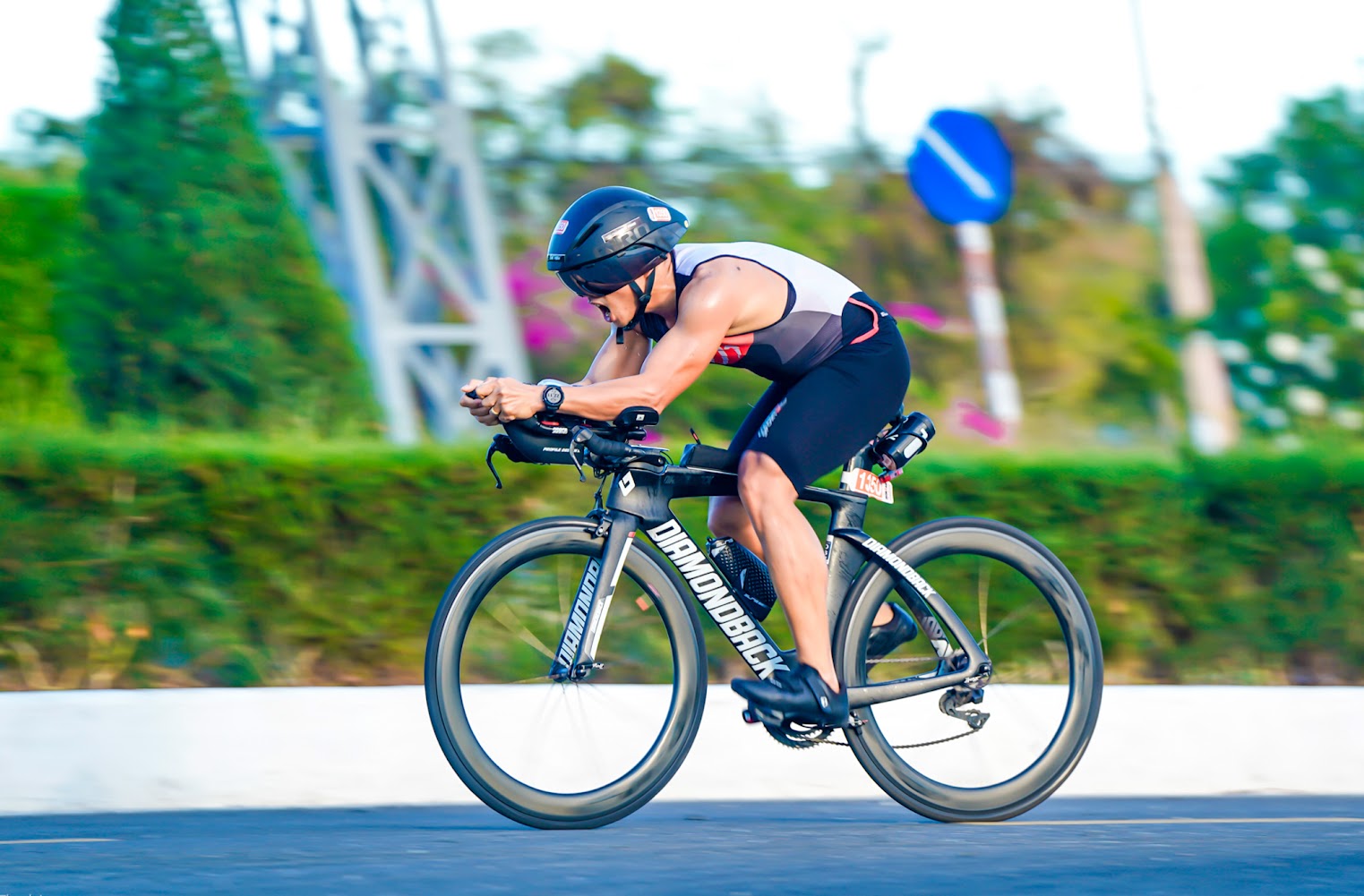 Phạm Thành Long đạp xe trong một chặng thi triathlon