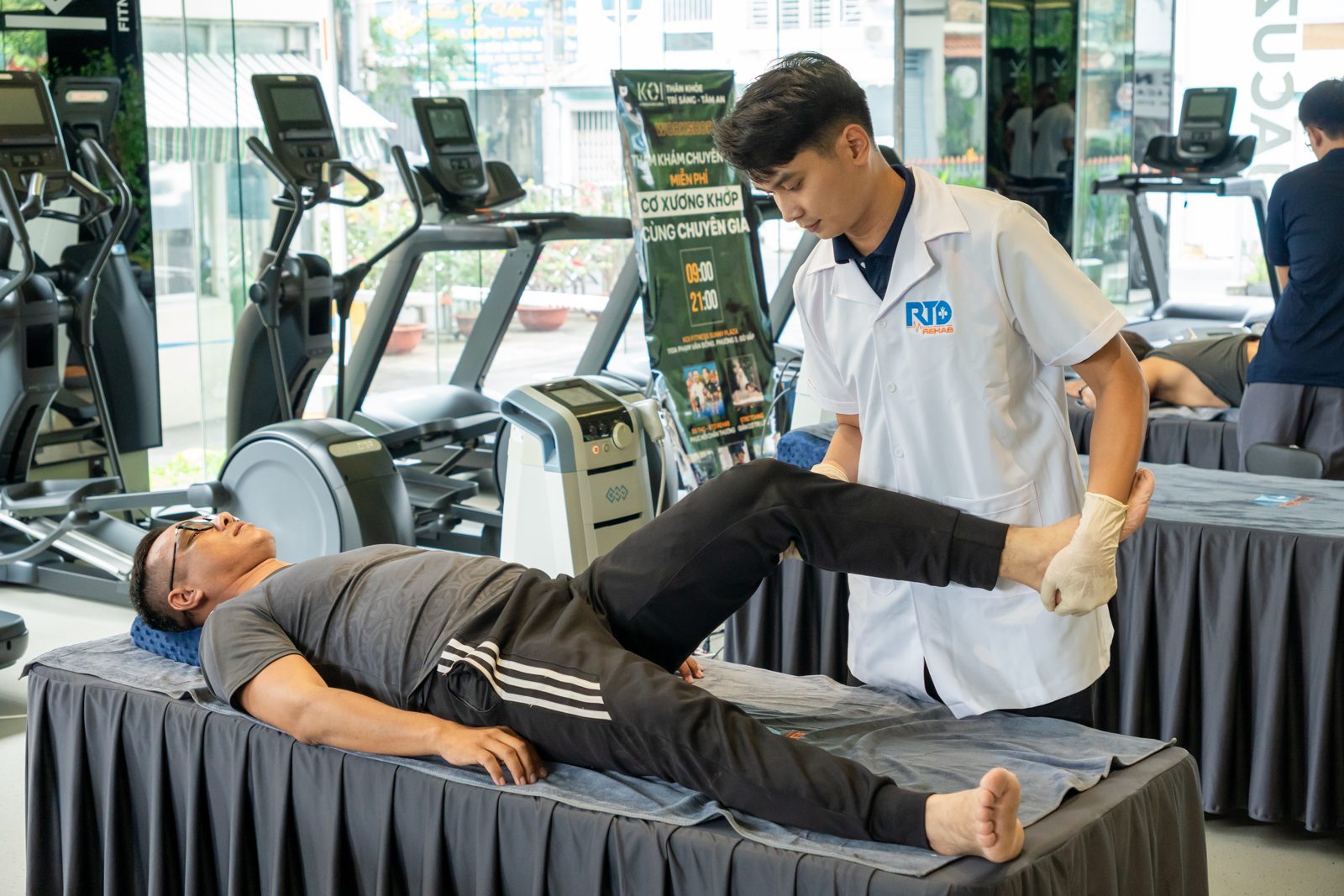 Kiểm tra khớp gối sau chấn thương