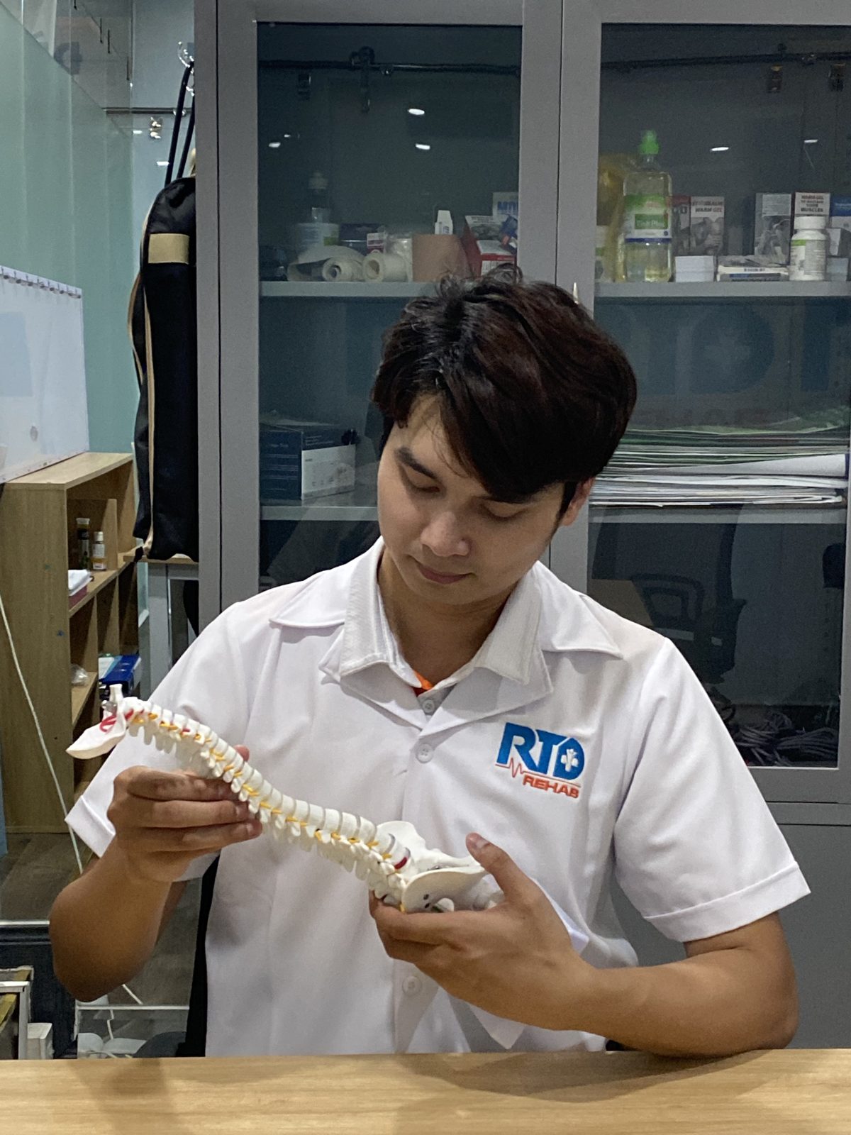 Bác sĩ Nguyễn Minh Tú trị liệu vùng lưng – cột sống cho bệnh nhân