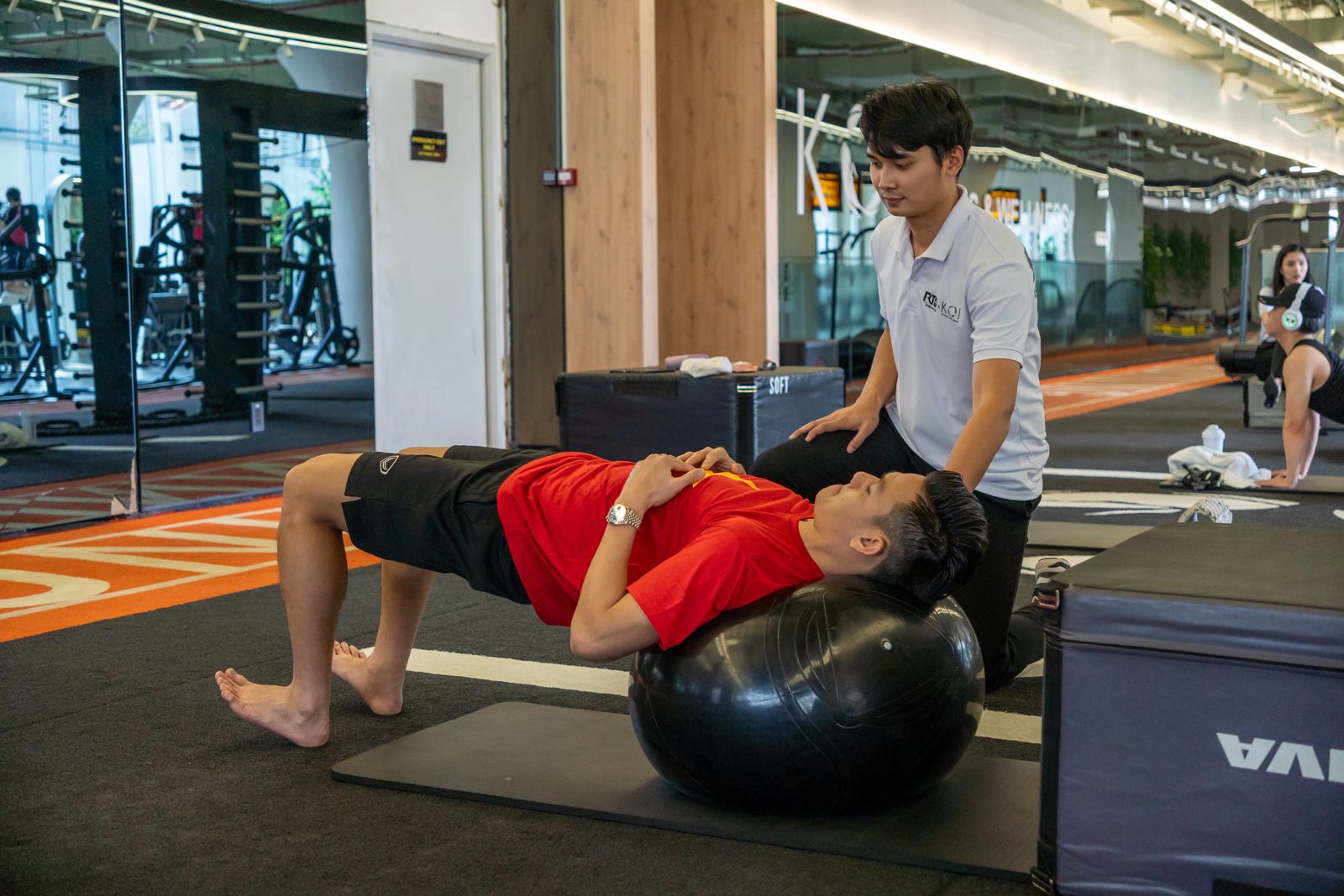 Bác sĩ Tú hướng dẫn bài tập gập gối có kiểm soát